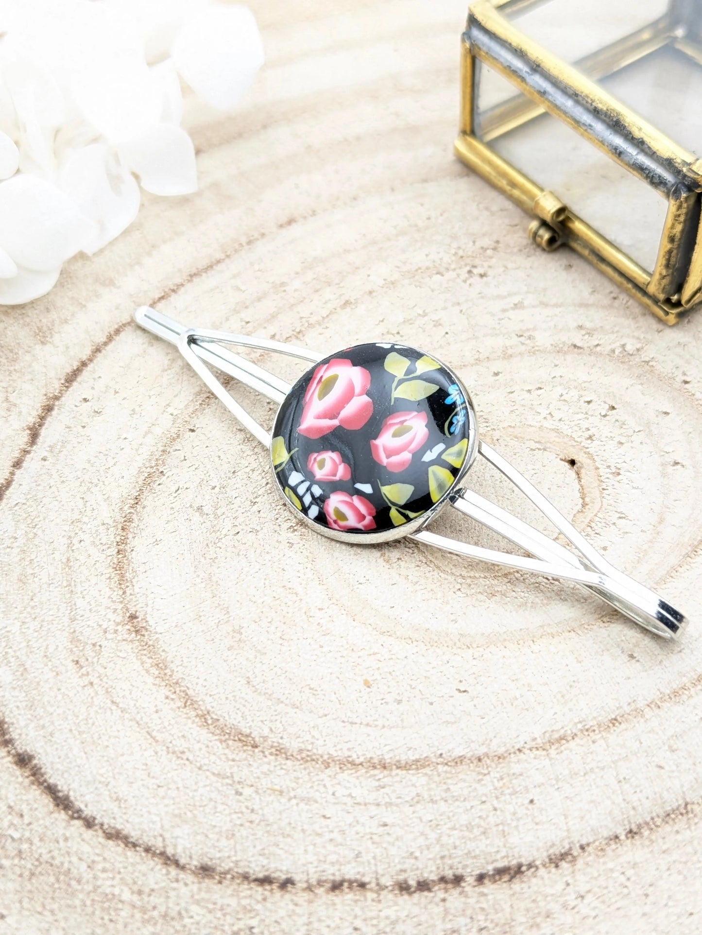 Barrette fleurie sur fond noir