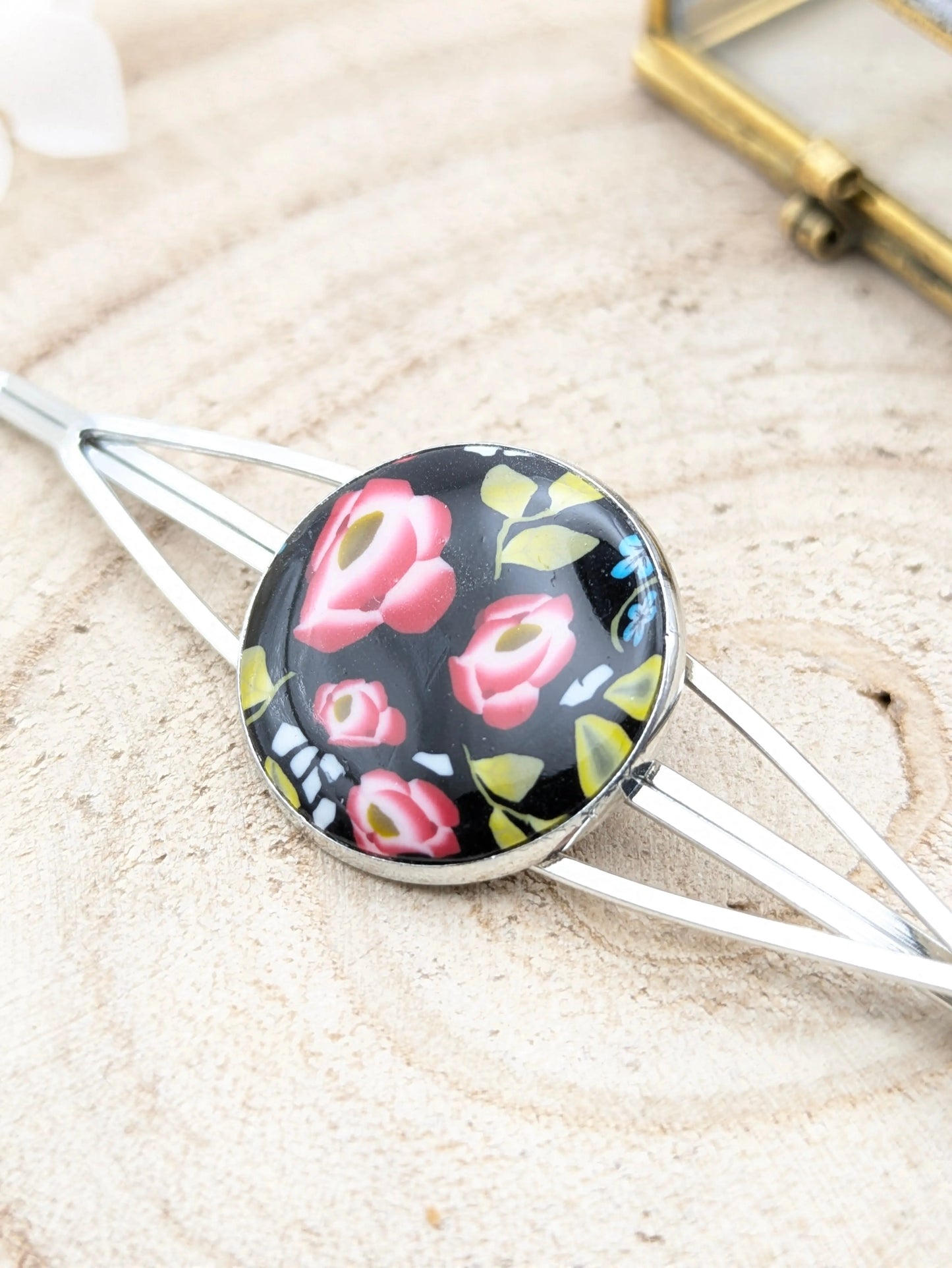 Barrette fleurie sur fond noir