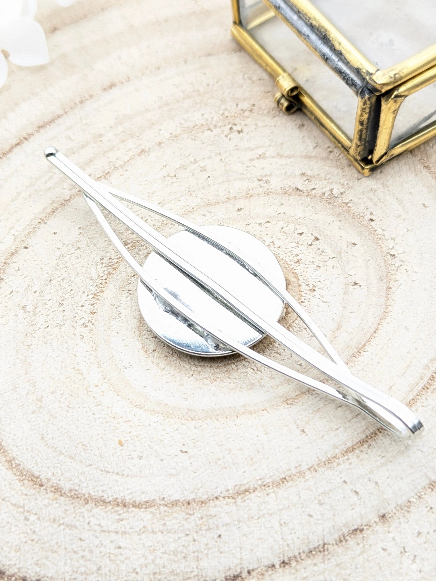 Barrette fleurie sur fond noir