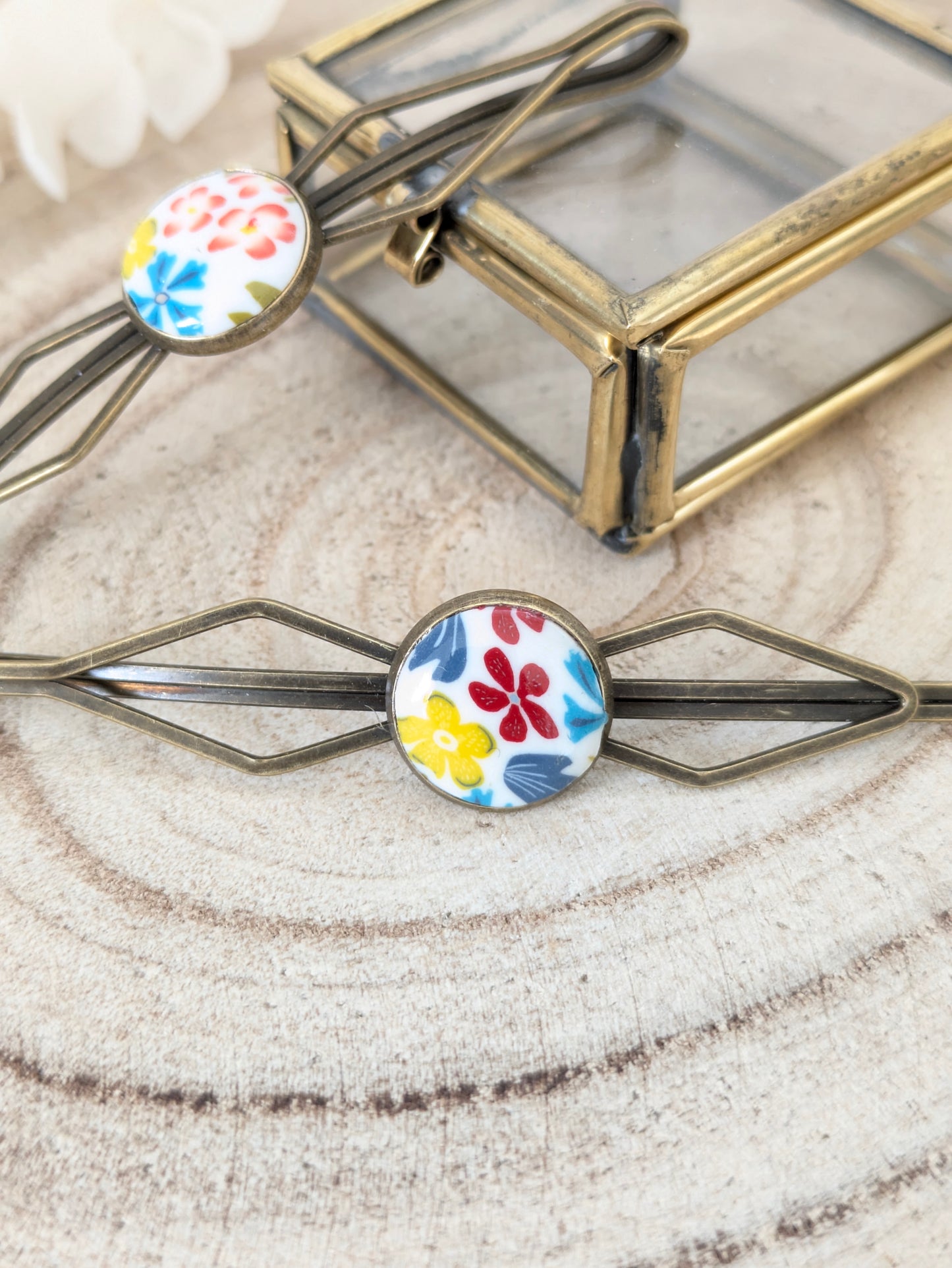 Barrettes fleuries sur fond blanc