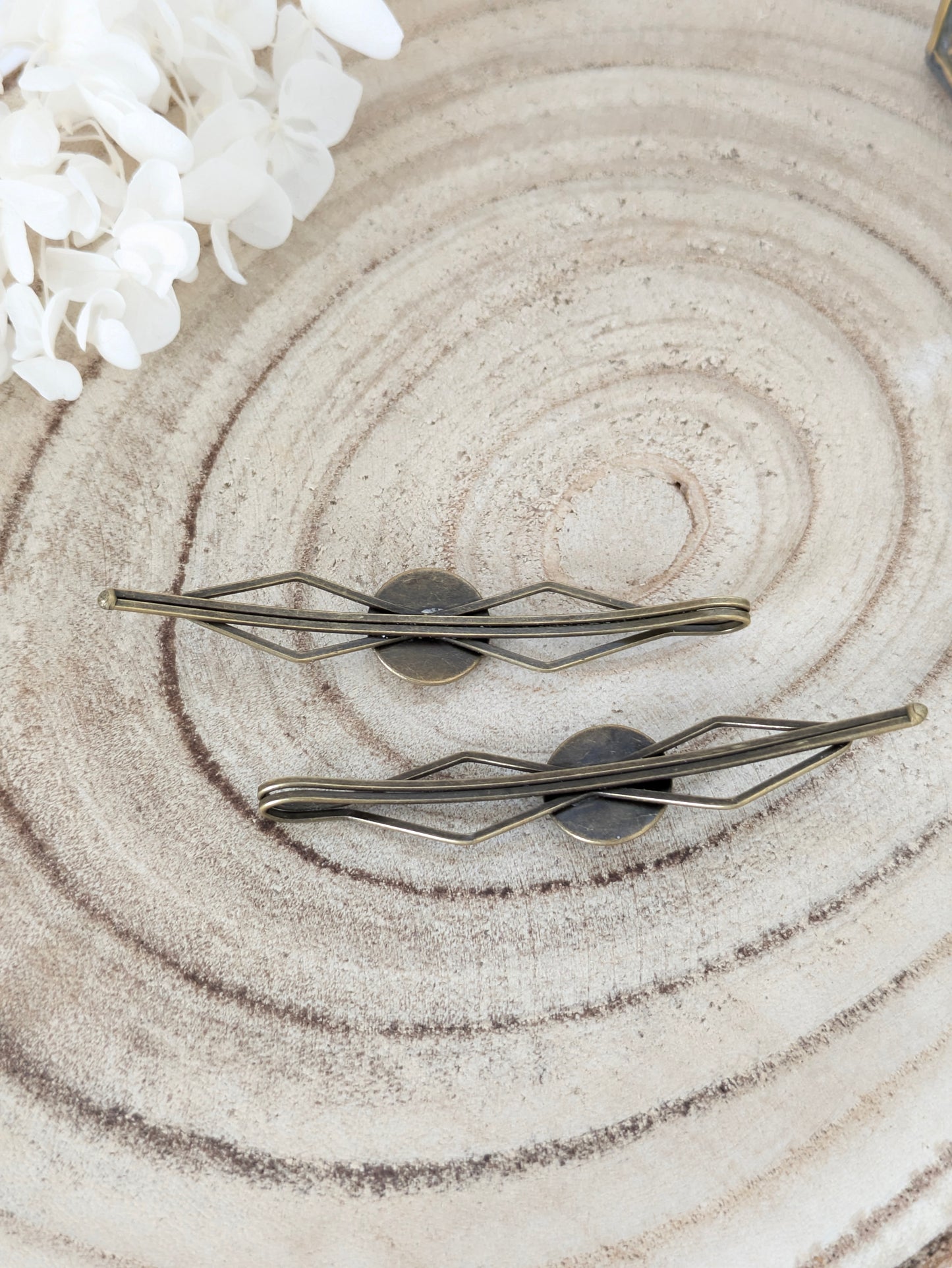 Barrettes fleuries sur fond blanc