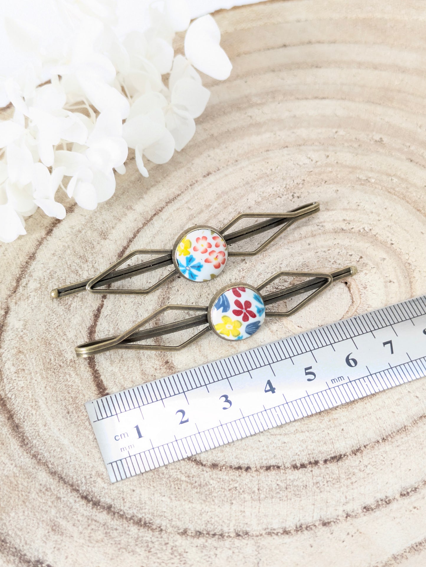 Barrettes fleuries sur fond blanc