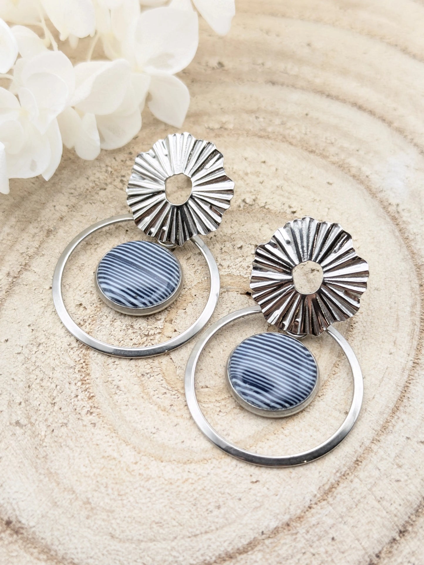Boucles d'oreilles bleu et blanche en pâte polymère " Marinière" Les Créas d'Angel