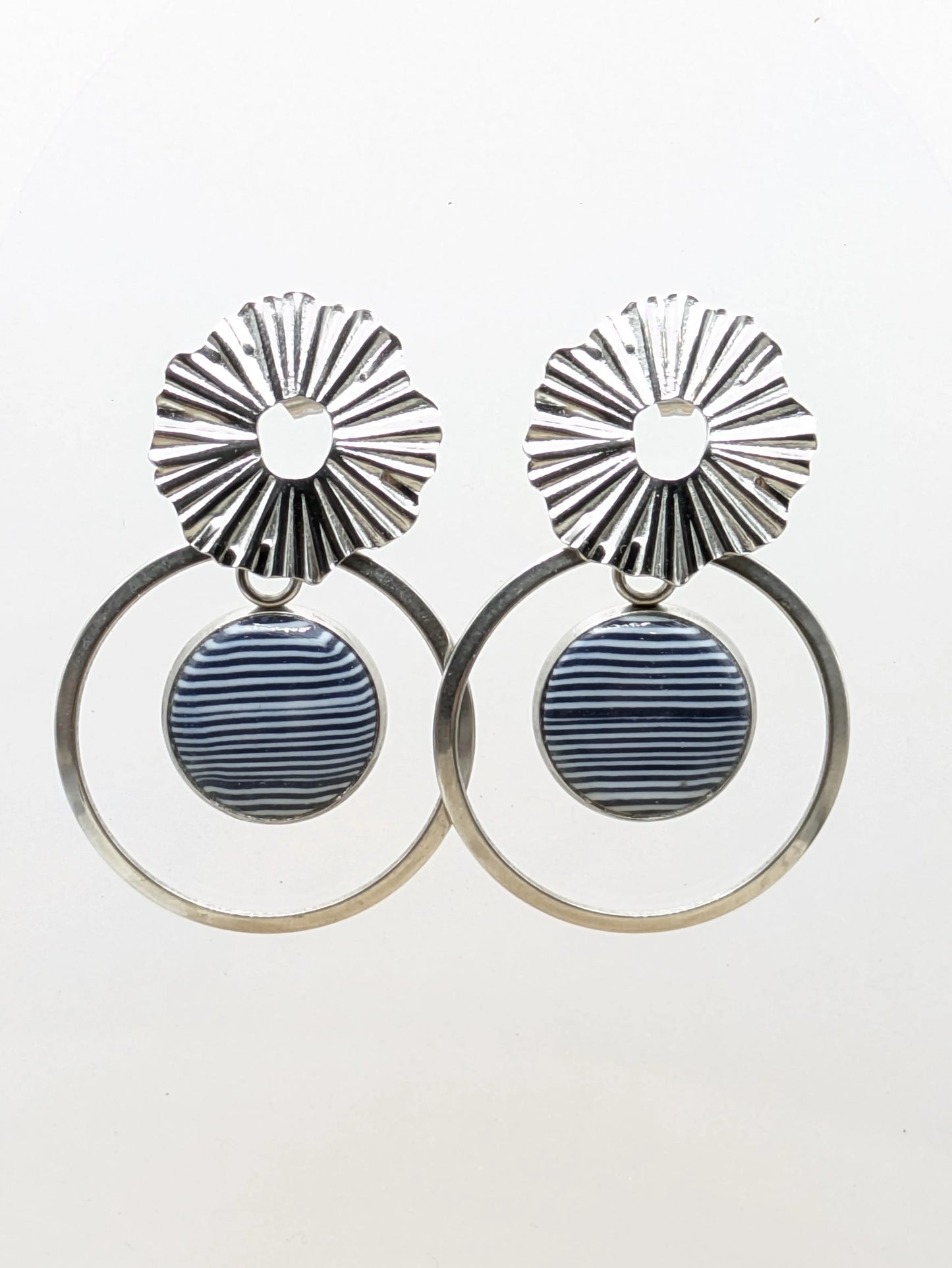 Boucles d'oreilles bleu et blanche en pâte polymère " Marinière" Les Créas d'Angel