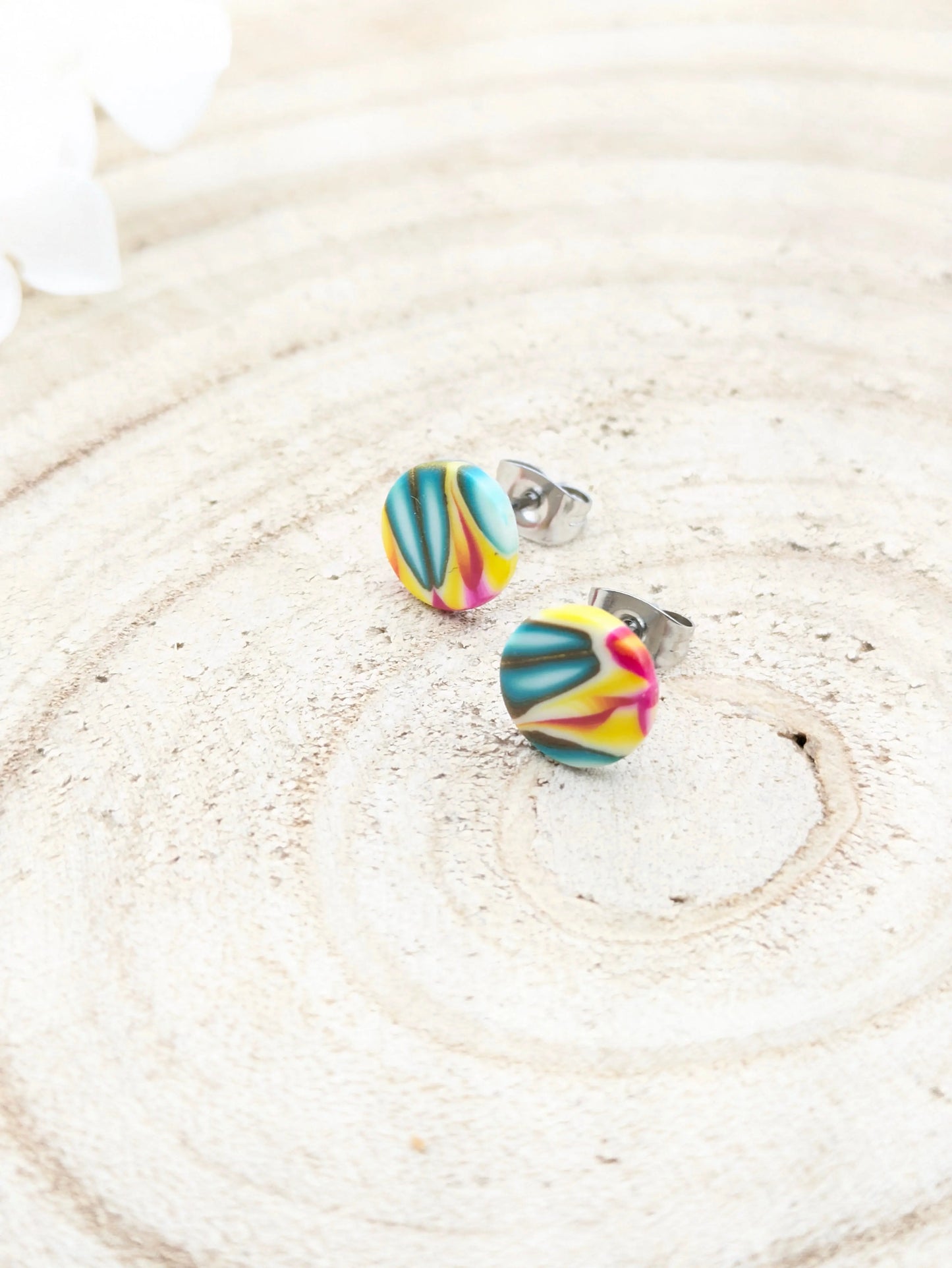 Boucles d'oreilles puces multicolore