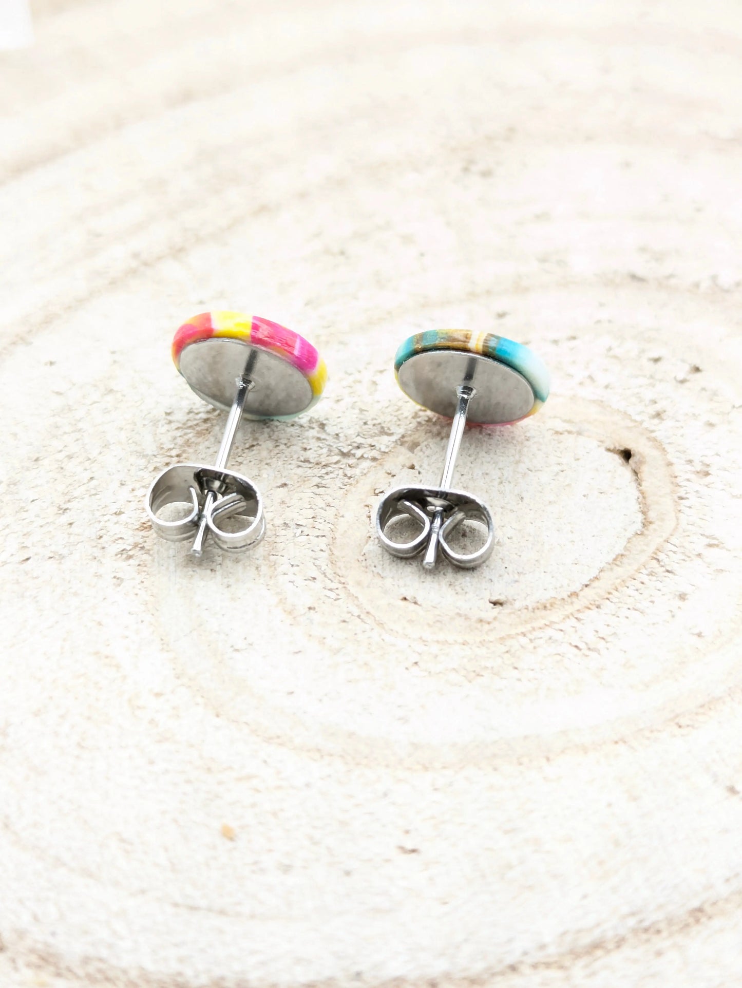 Boucles d'oreilles puces multicolore