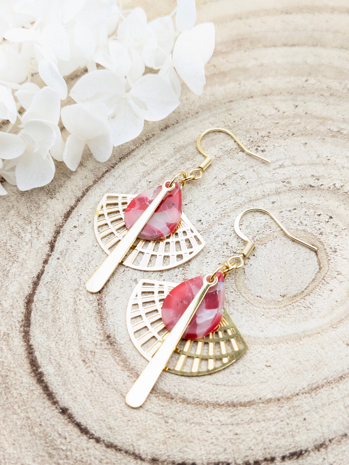 Boucles d'oreilles dorées imitation "Marbre rouge"