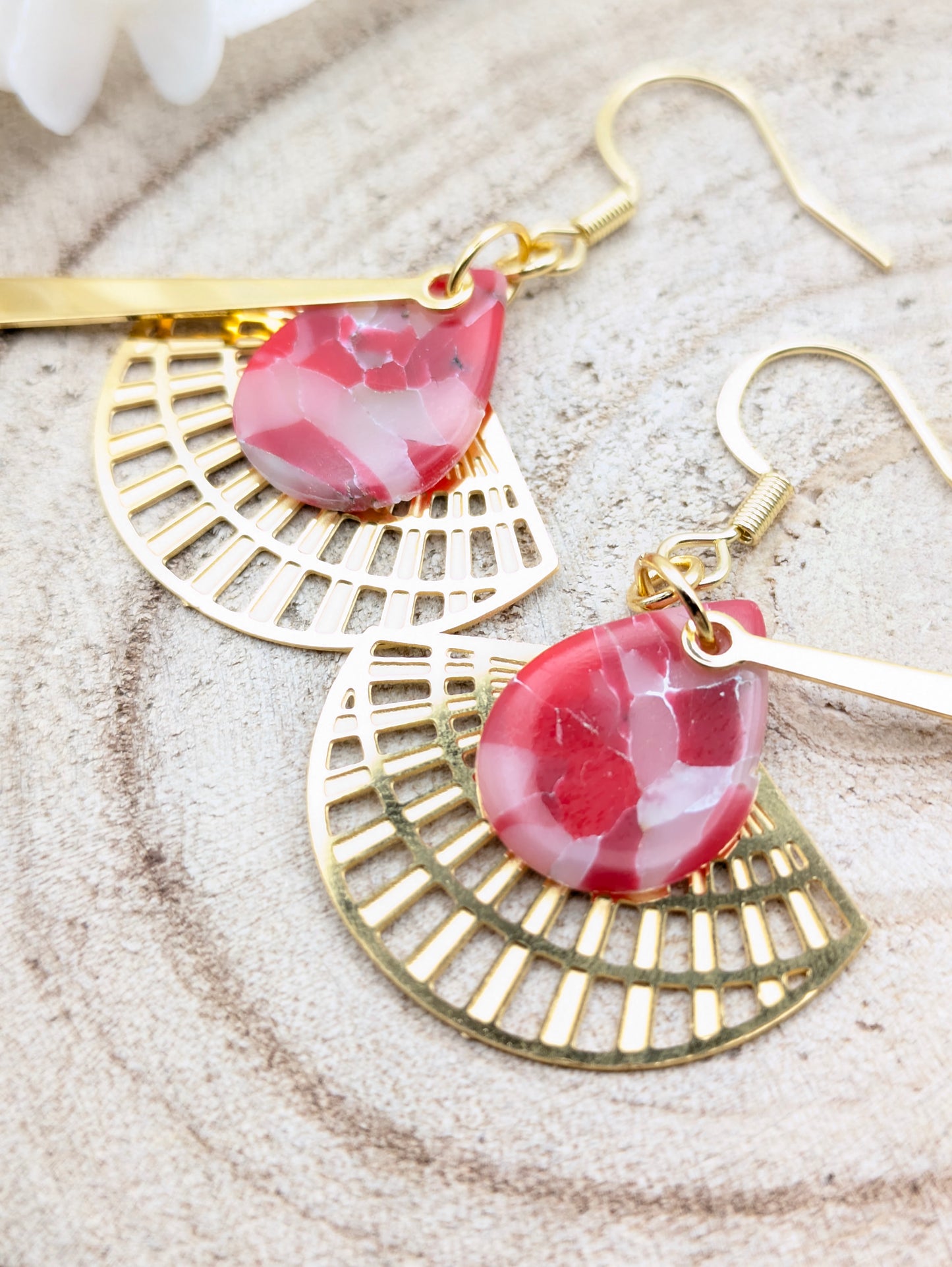 Boucles d'oreilles dorées imitation "Marbre rouge"