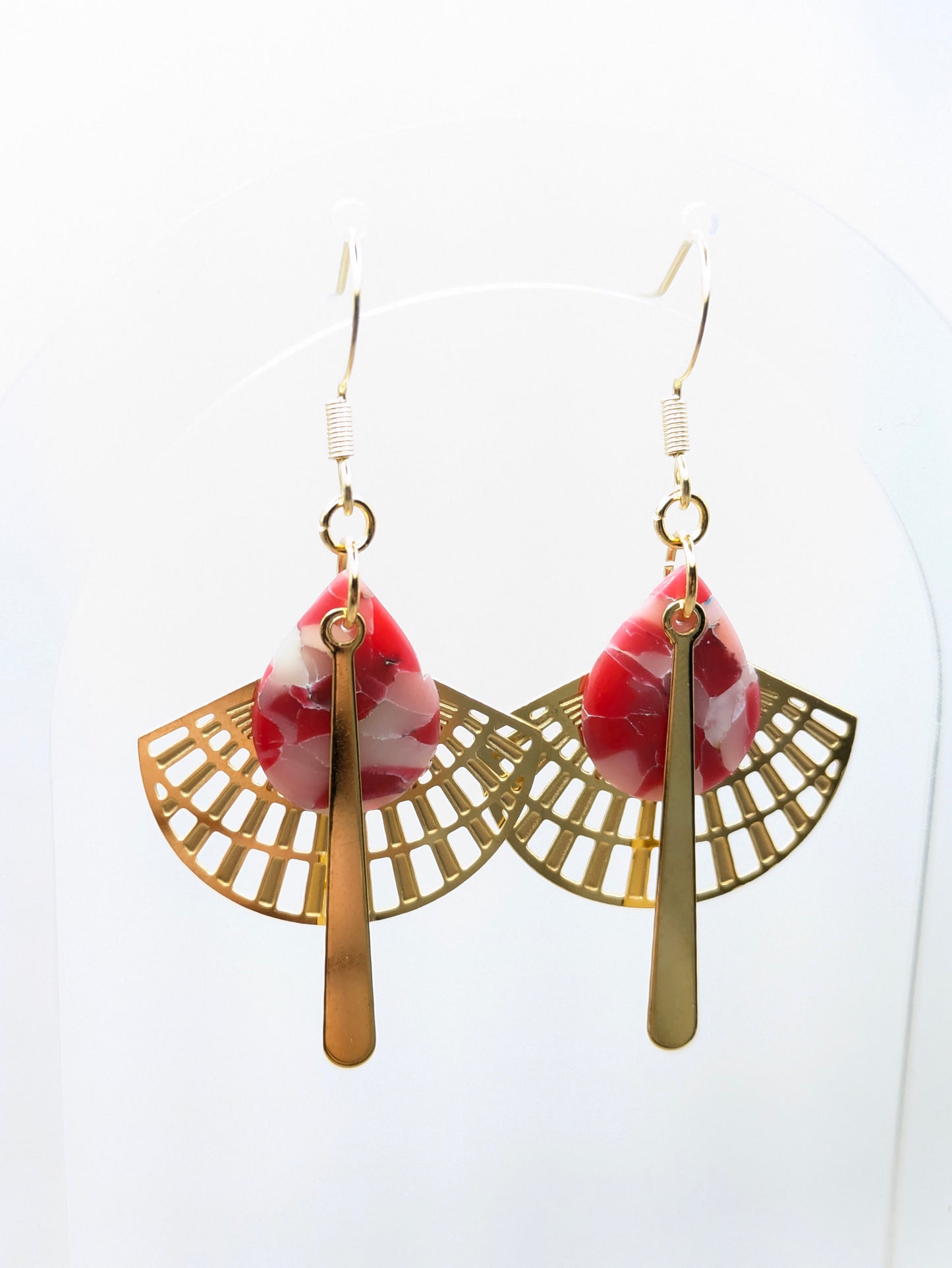 Boucles d'oreilles dorées imitation "Marbre rouge"