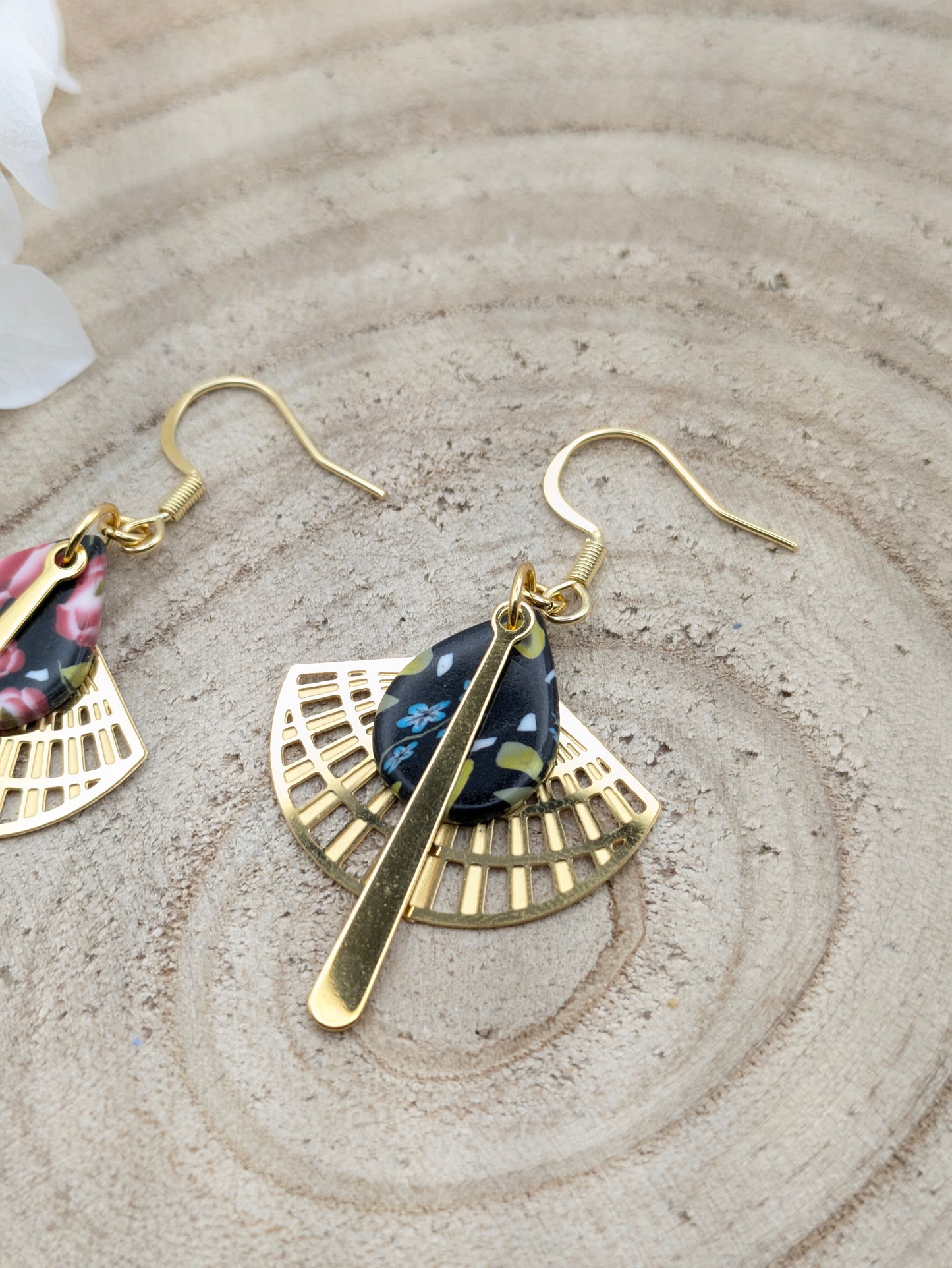 Boucles d'oreilles fleurie sur fond noir "rose"