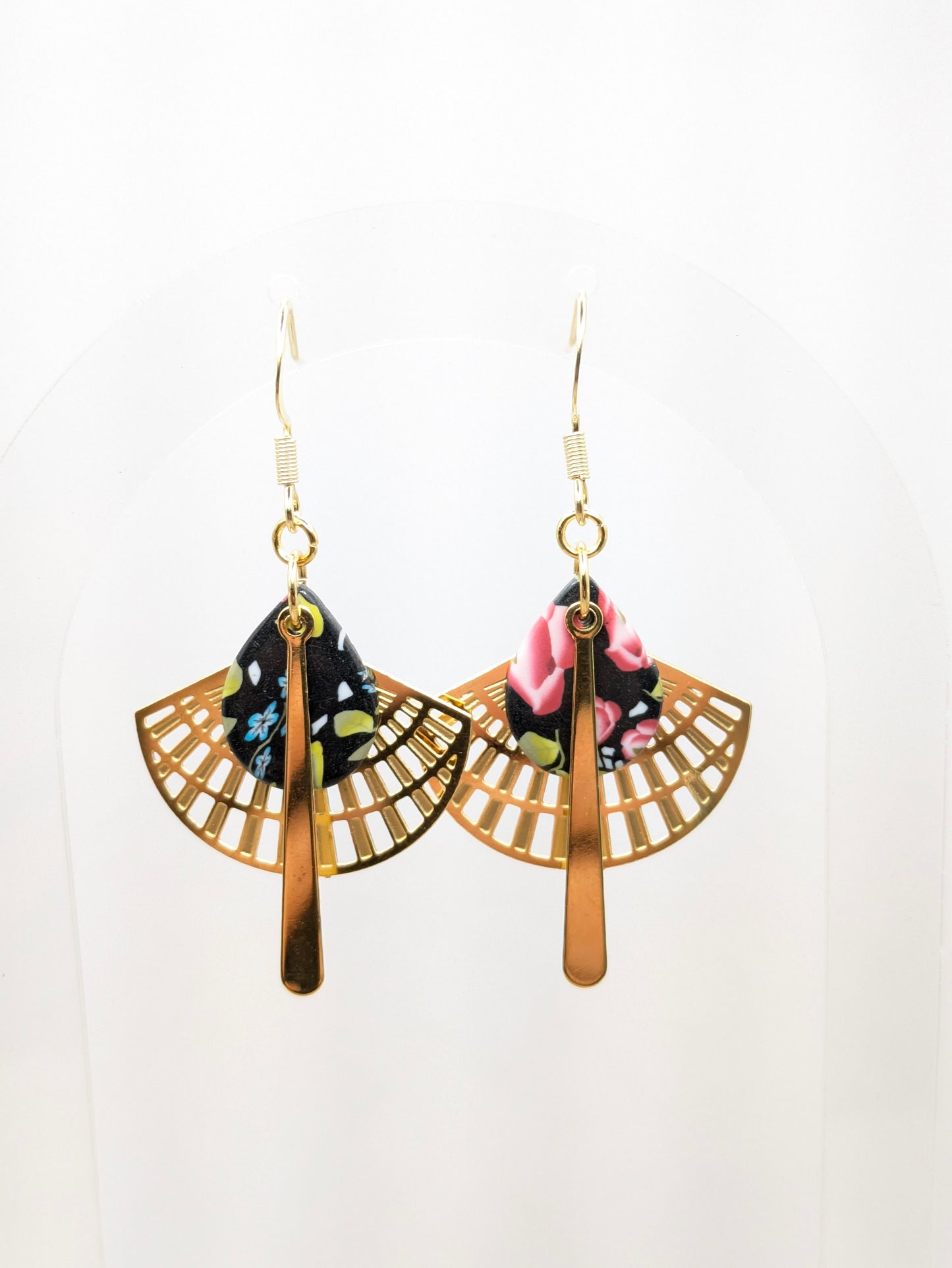 Boucles d'oreilles fleurie sur fond noir "rose"