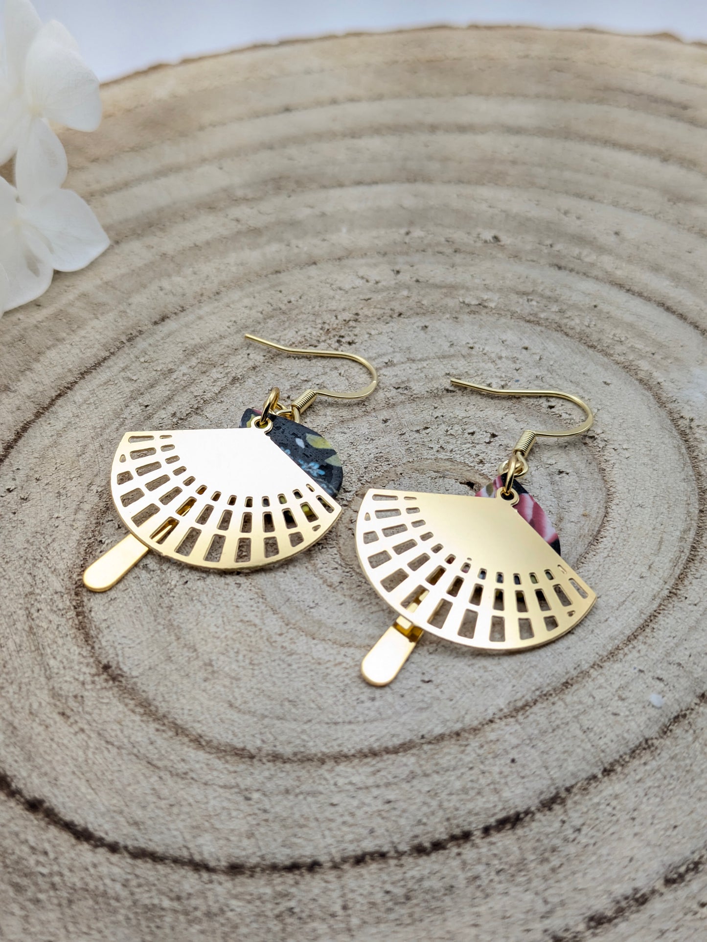 Boucles d'oreilles fleurie sur fond noir "rose"