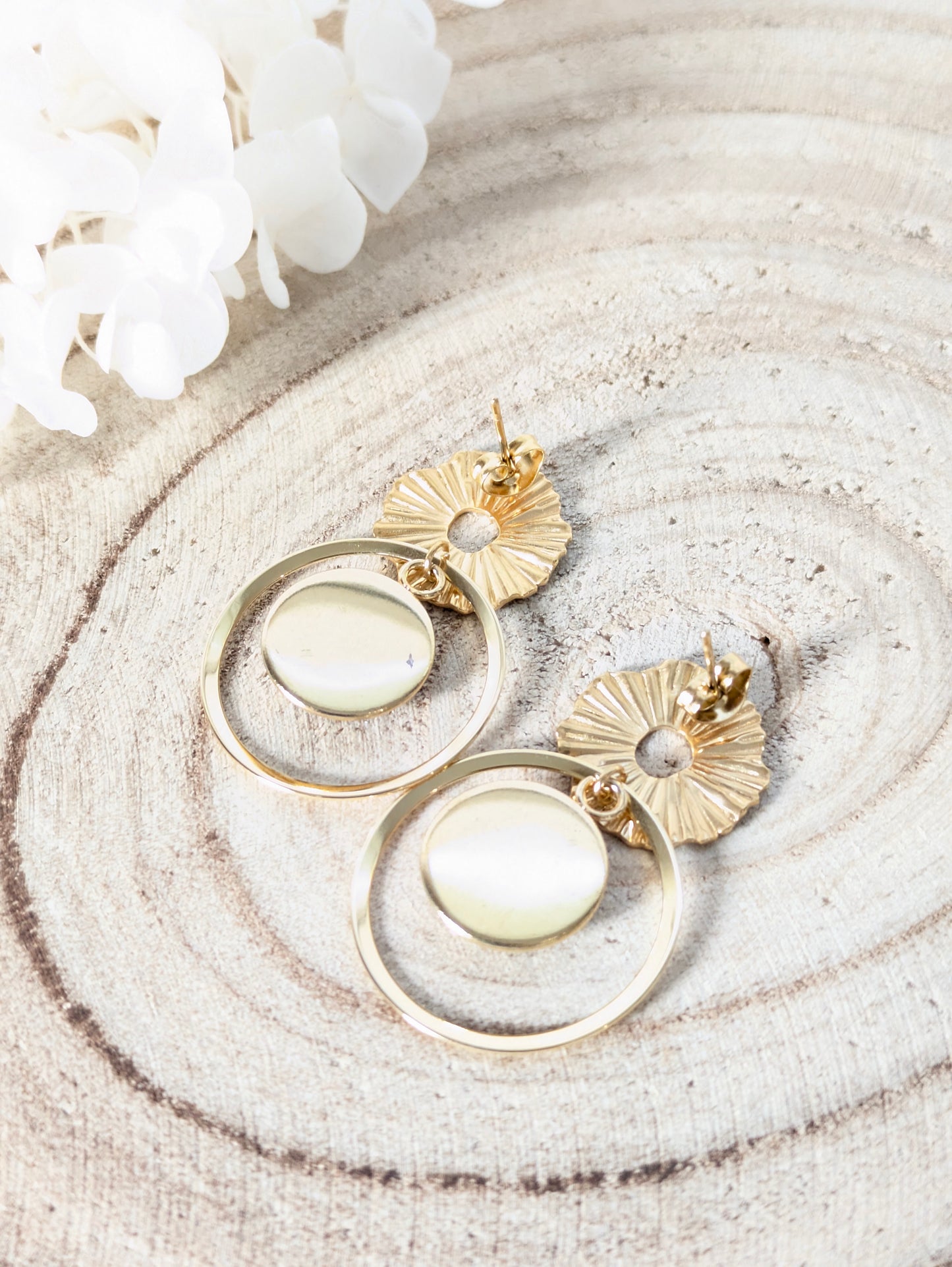 Boucles d'oreilles fleuries sur fond noir
