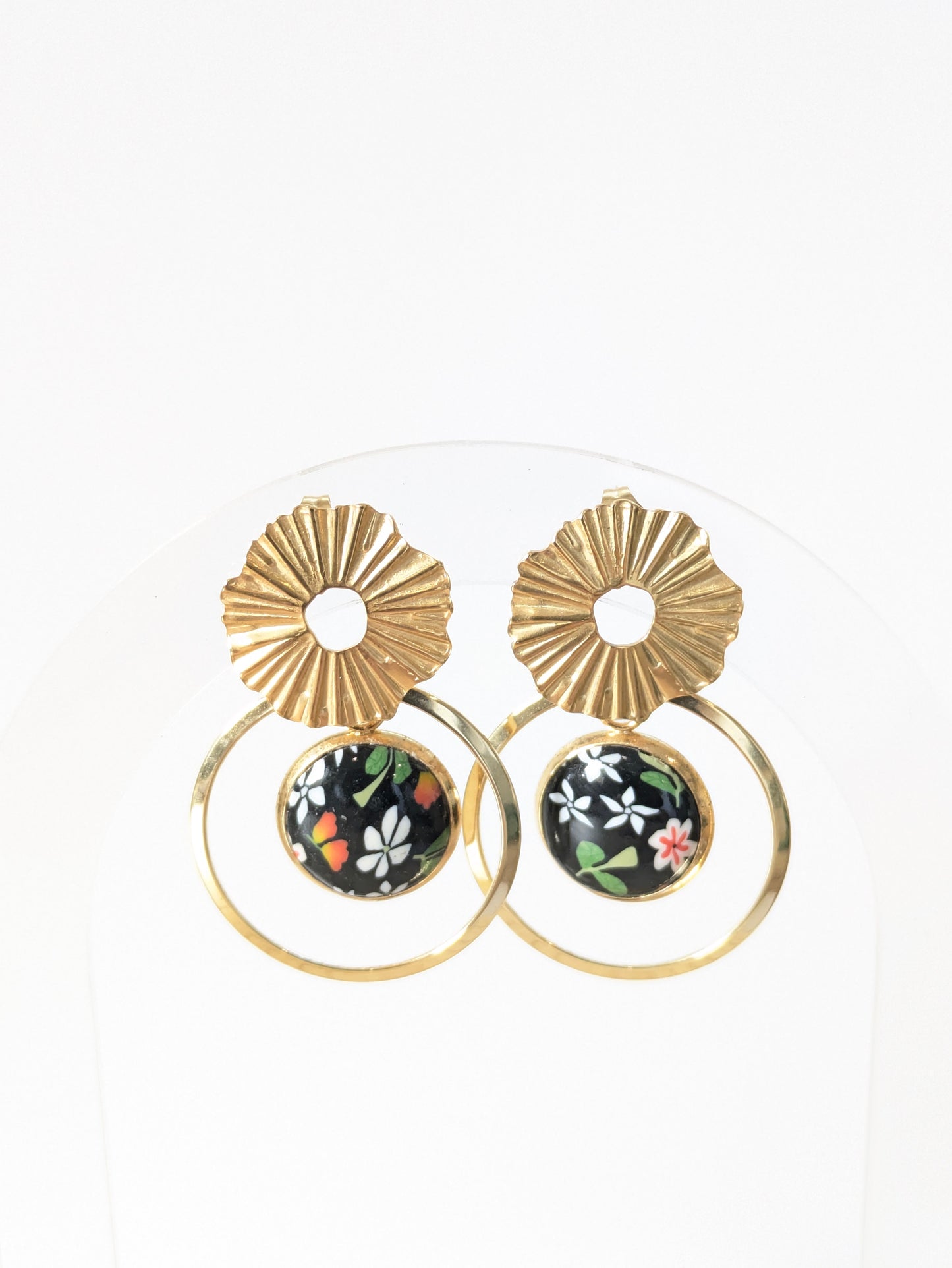 Boucles d'oreilles fleuries sur fond noir