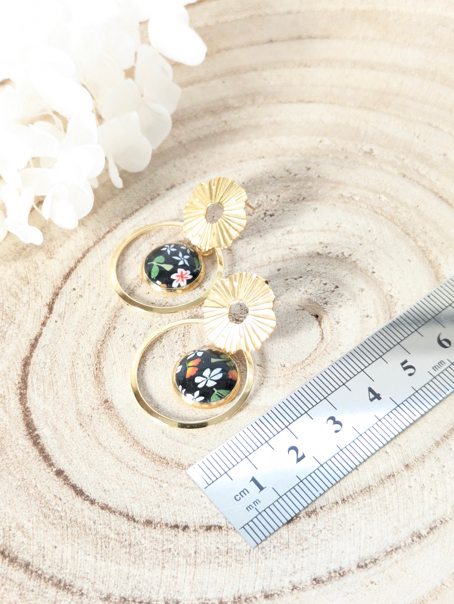 Boucles d'oreilles fleuries sur fond noir