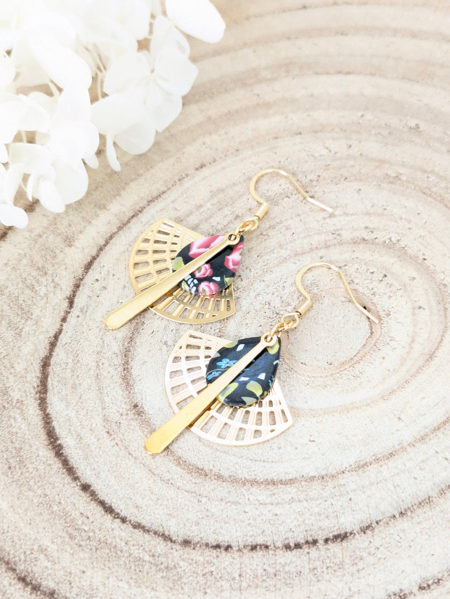 Boucles d'oreilles fleuries sur fond noir "rose"