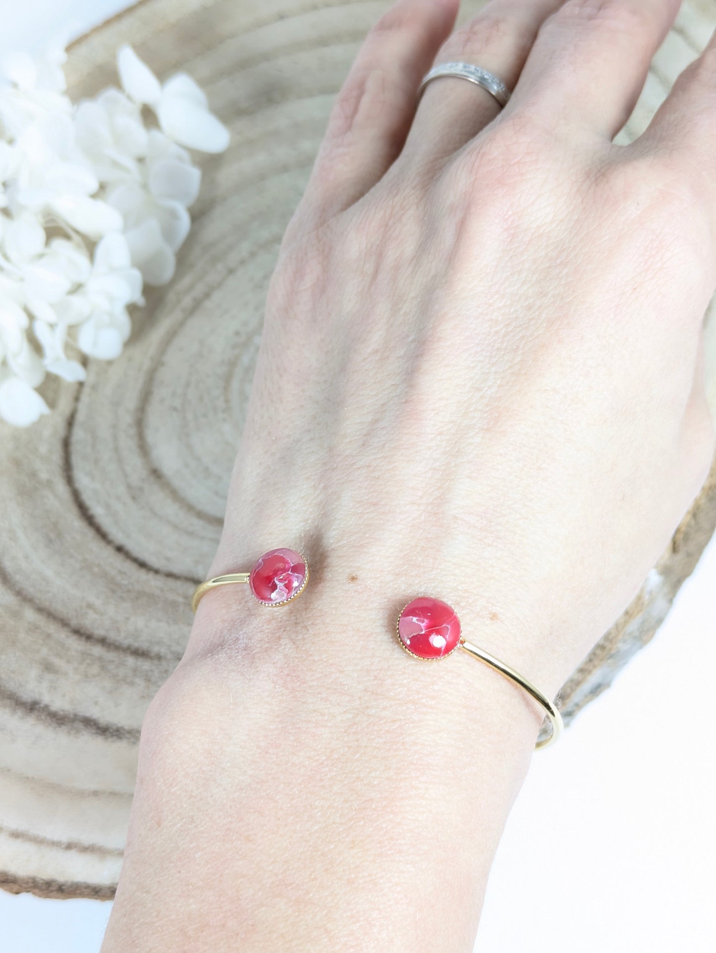 Bracelet jonc doré imitation "marbre rouge"