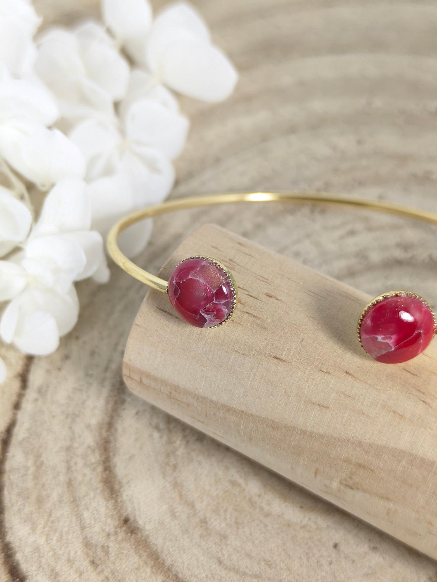 Bracelet jonc doré imitation "marbre rouge"