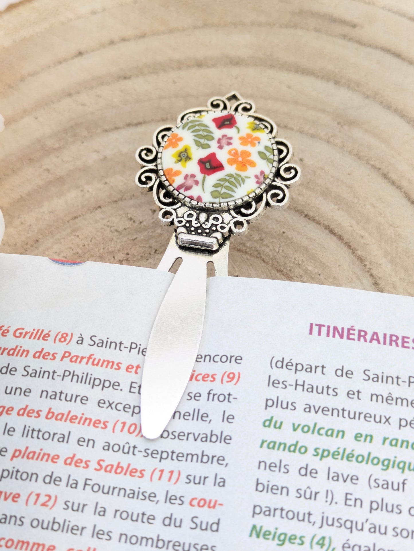 Marque-page fleuri sur fond blanc