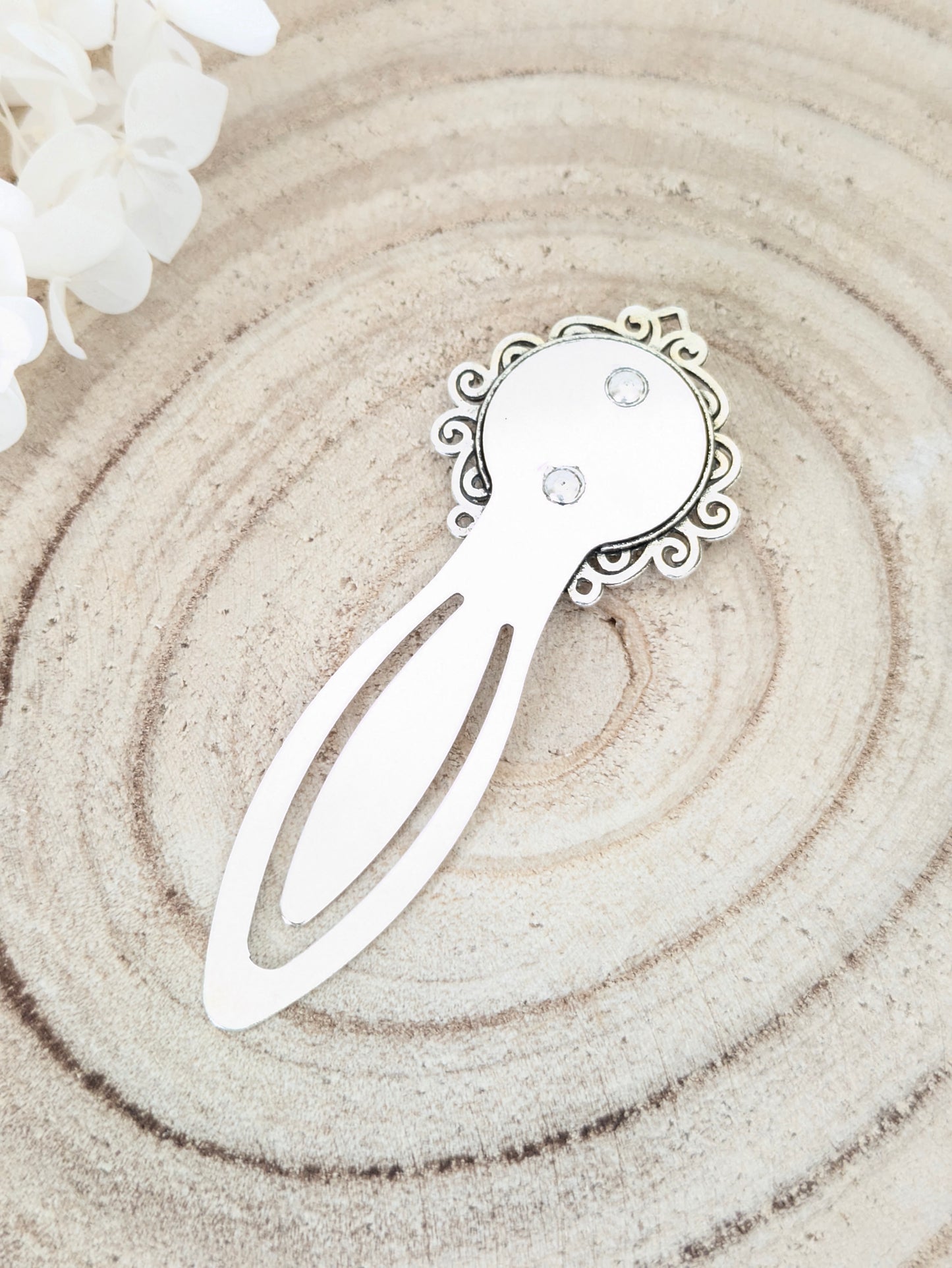 Marque-page fleuri sur fond blanc