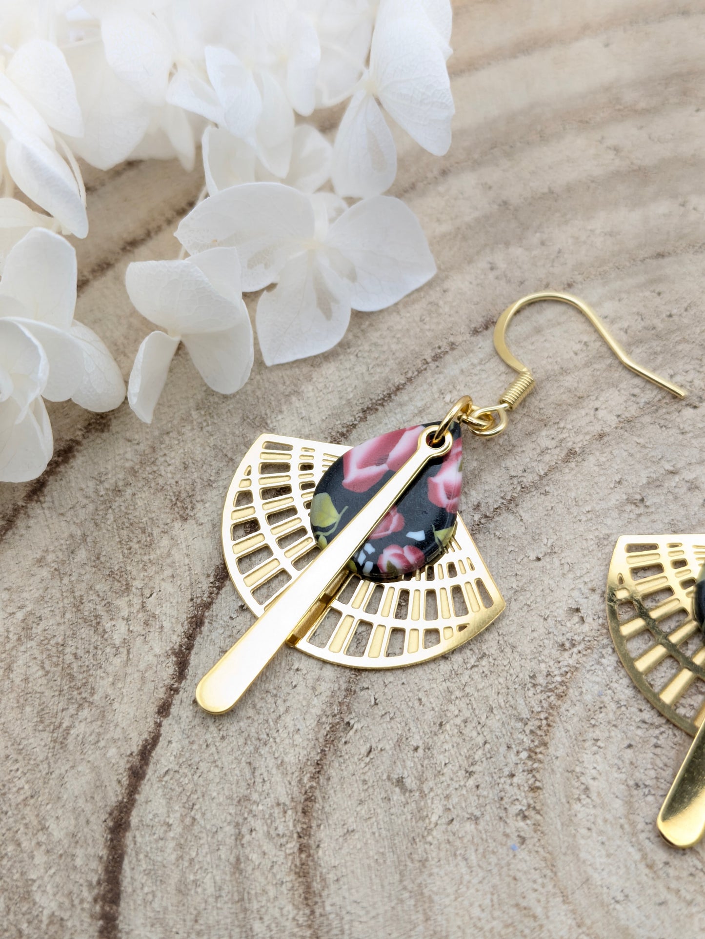 Boucles d'oreilles fleuries sur fond noir "rose"