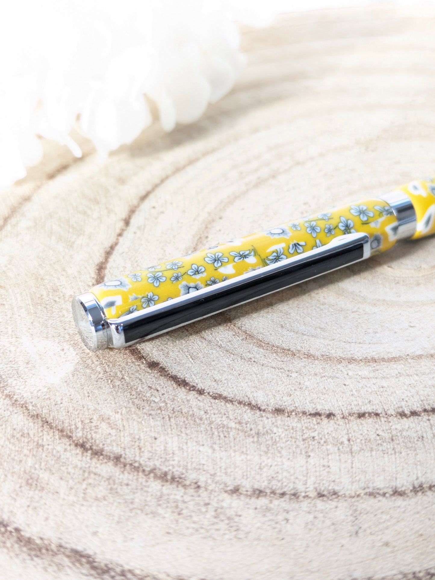 Stylo bille fleuri jaune