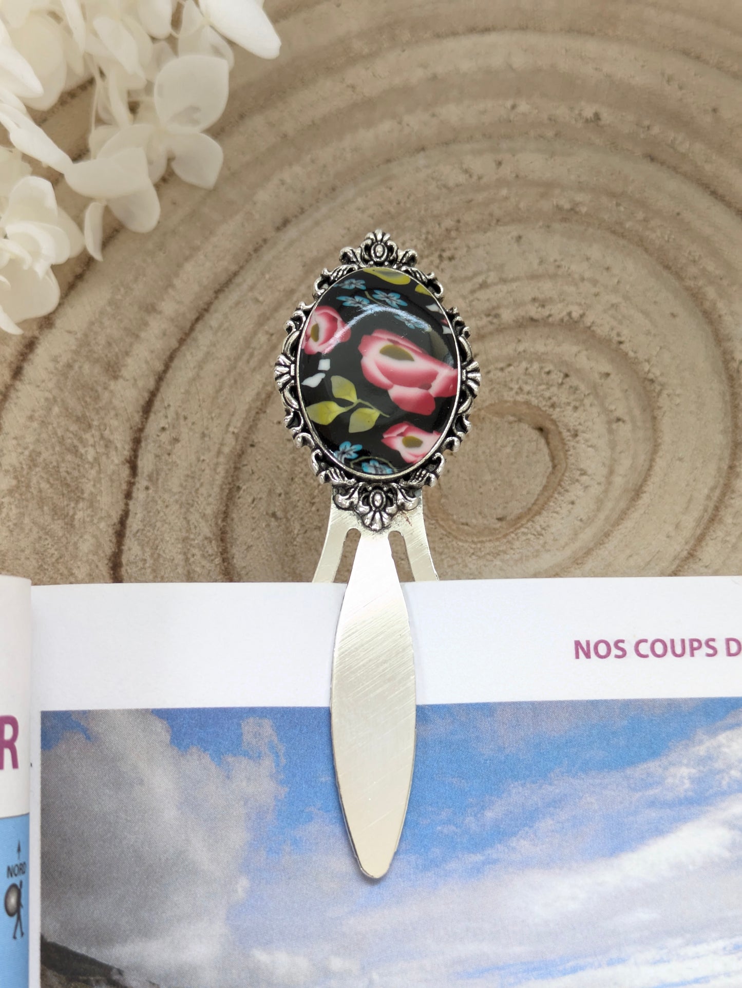 Marque-page rose sur fond noir