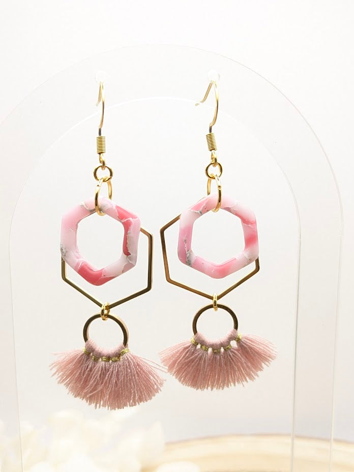 Boucles d'oreilles géométriques marbrées rose en pâte polymère - détail de la perle 15mm