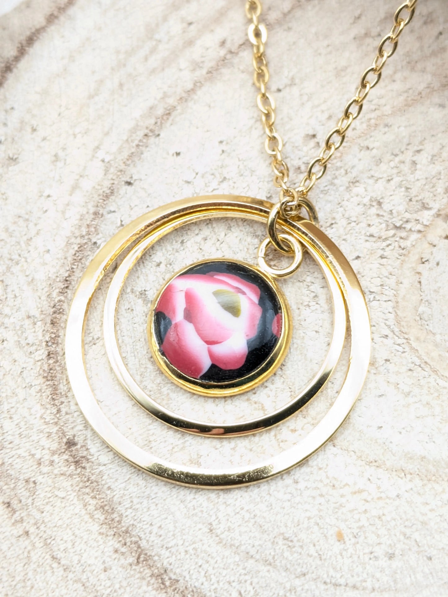 Pendentif fleurie "Rose" sur fond noir
