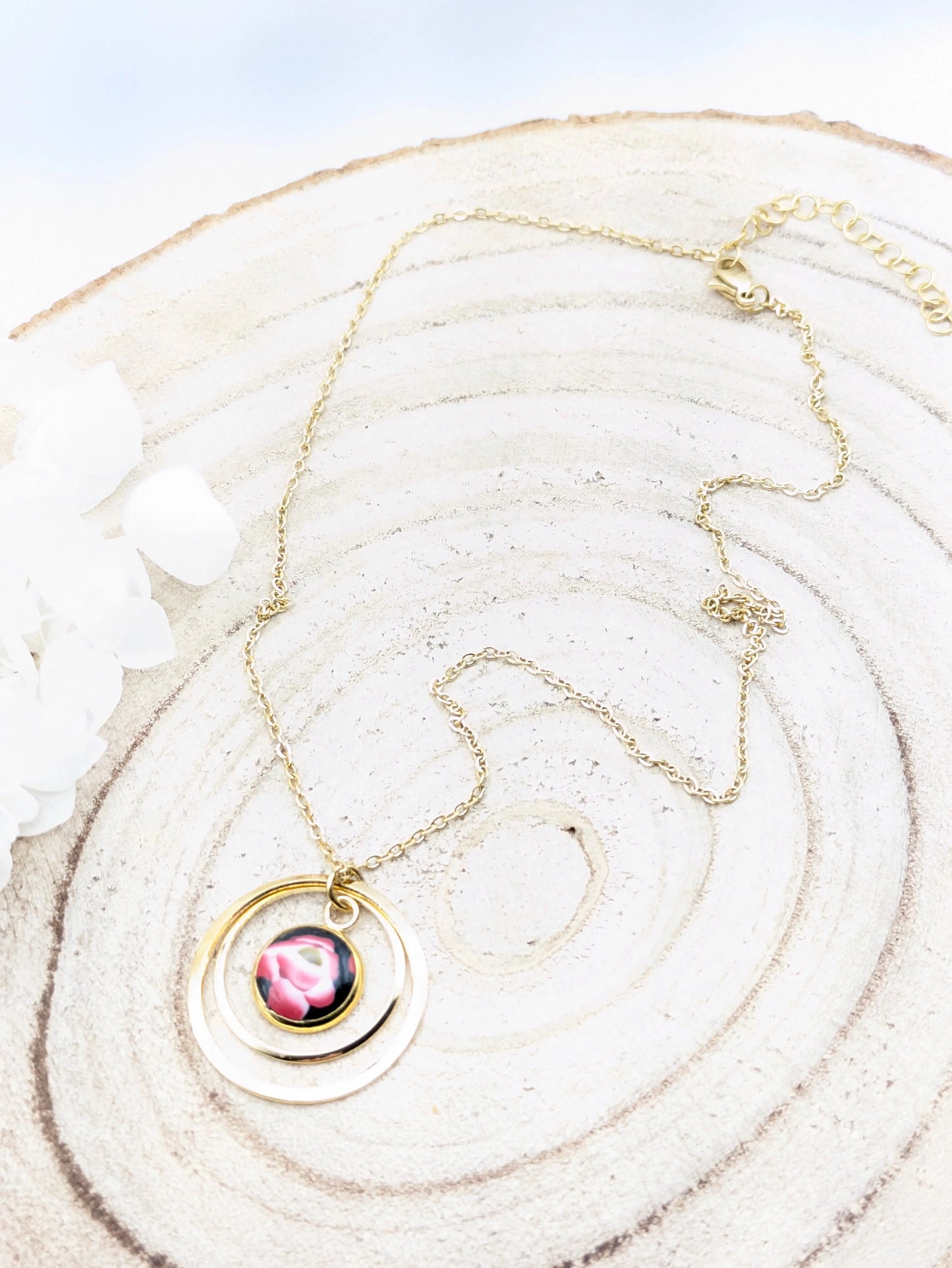Pendentif fleurie "Rose" sur fond noir