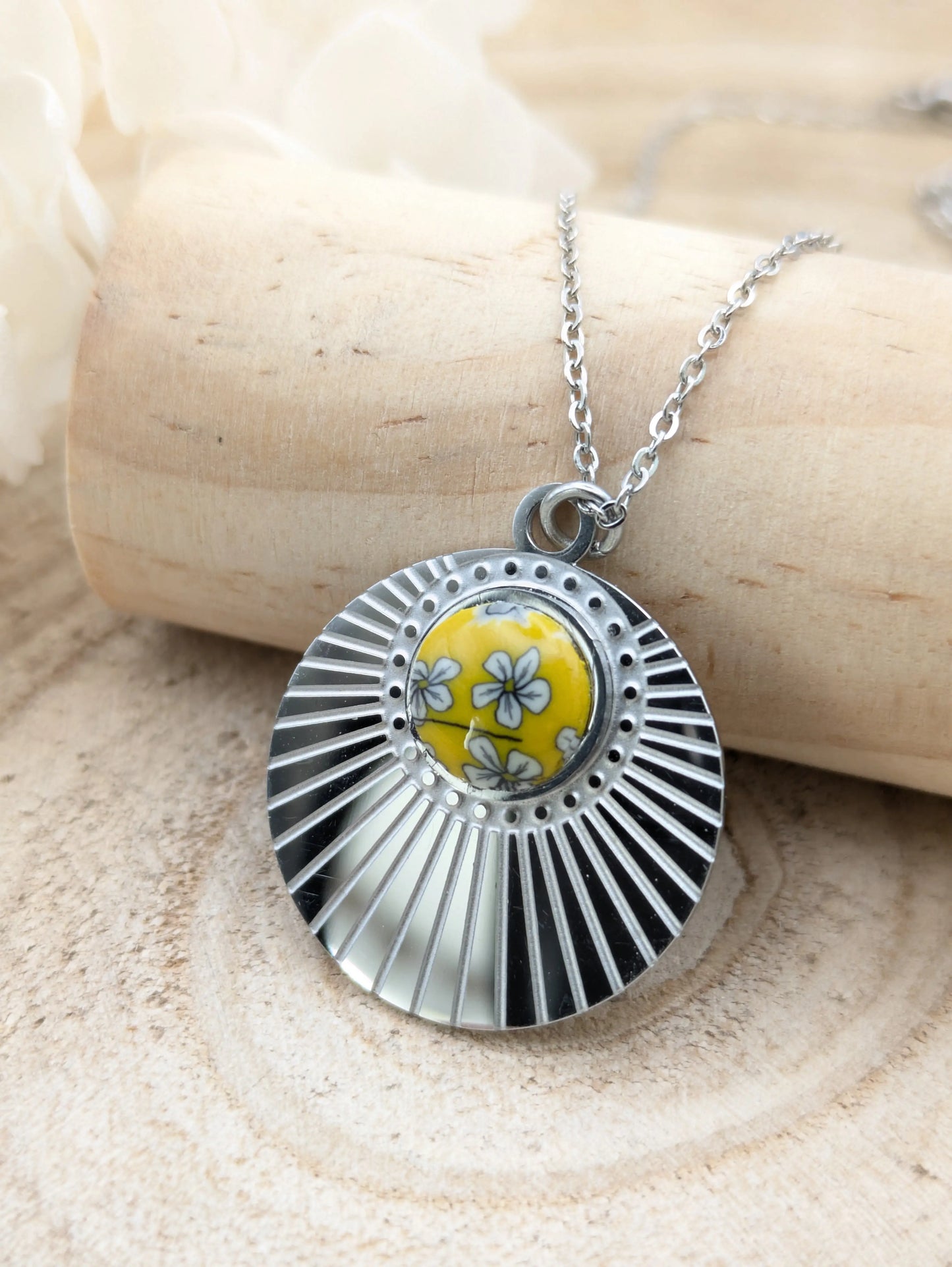 Pendentif jaune en pâte polymère " Pâquerette" Les Créas d'Angel