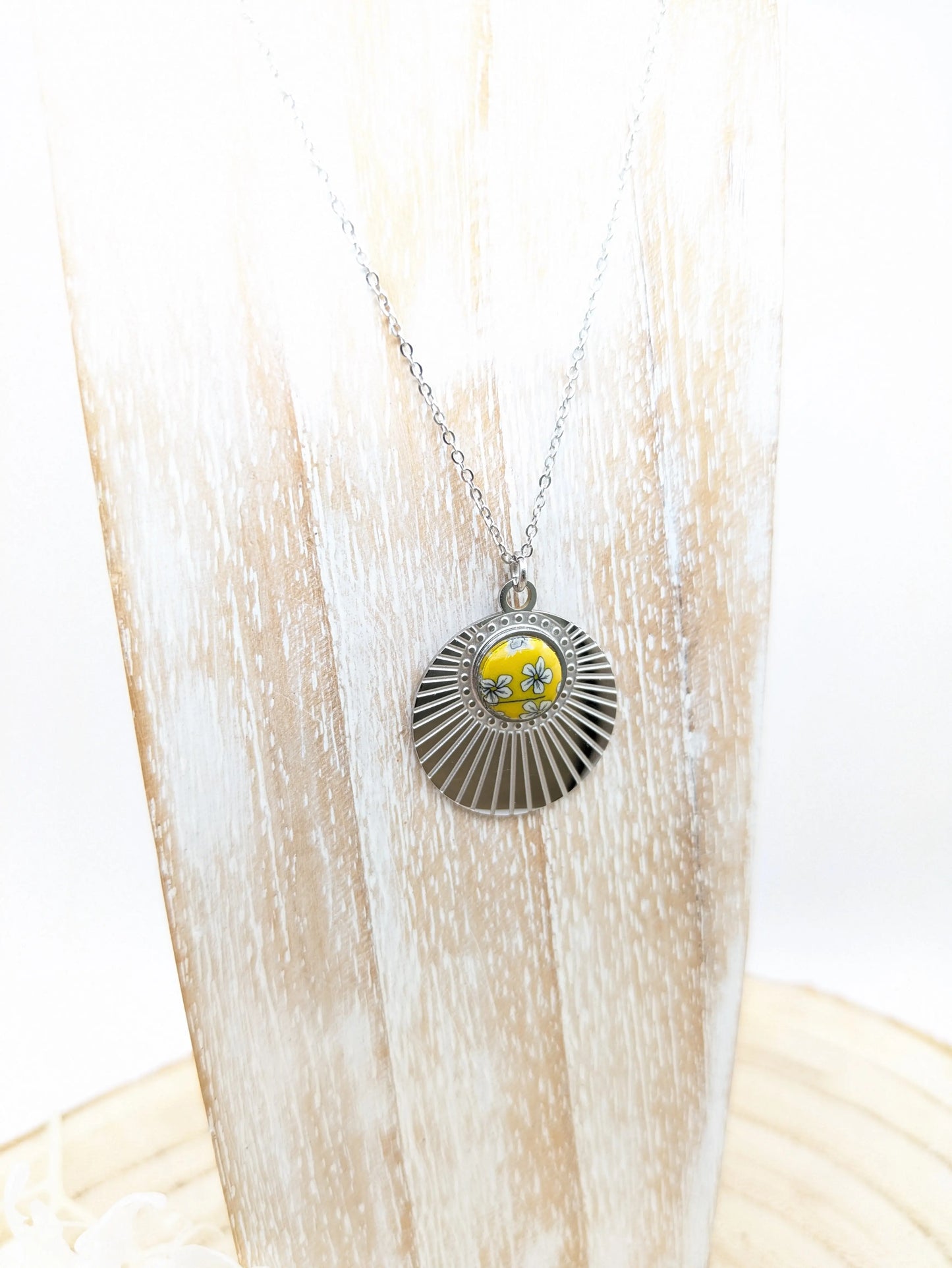 Pendentif jaune en pâte polymère " Pâquerette" Les Créas d'Angel