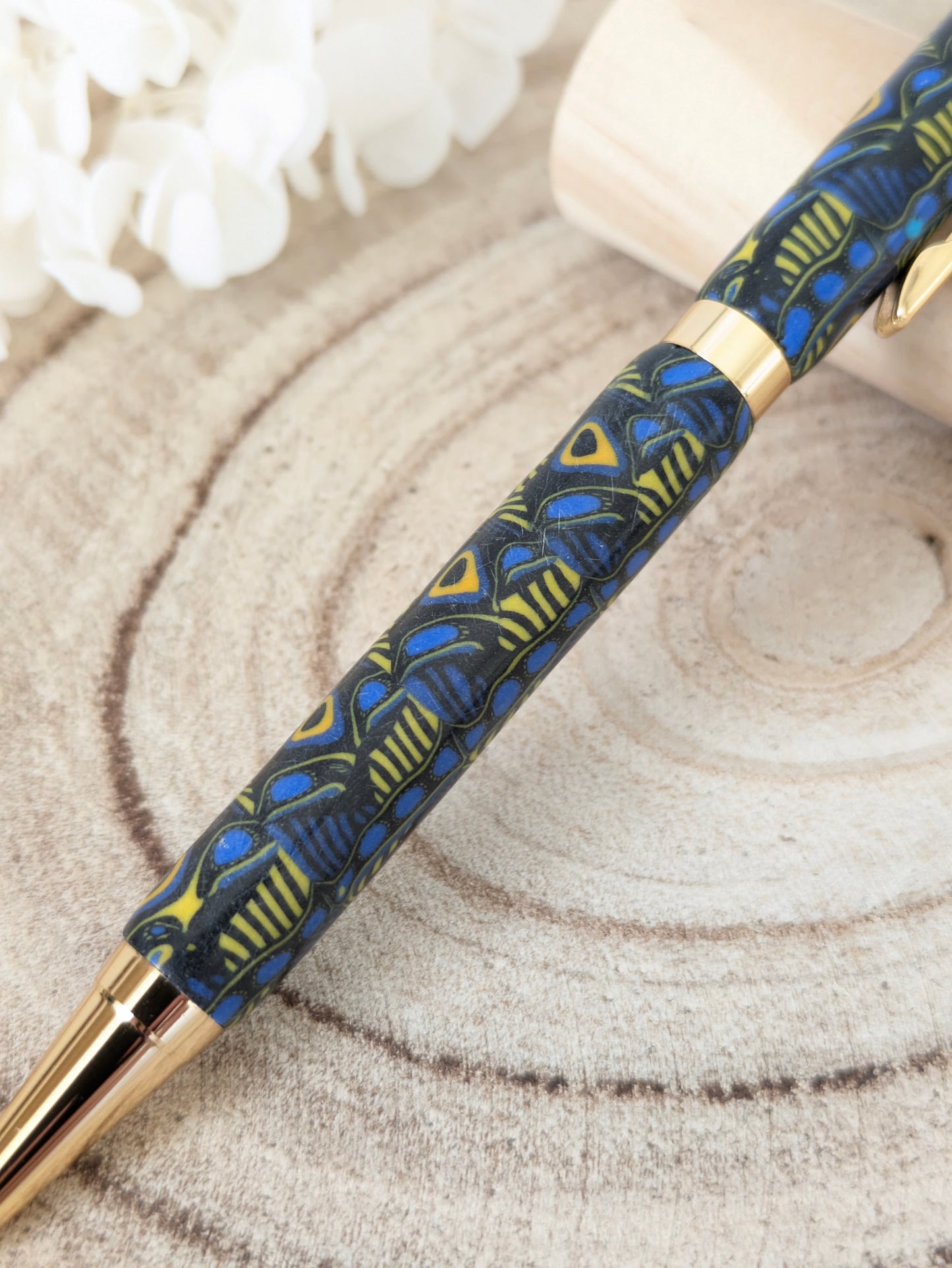 Stylo bille bleu foncé et jaune