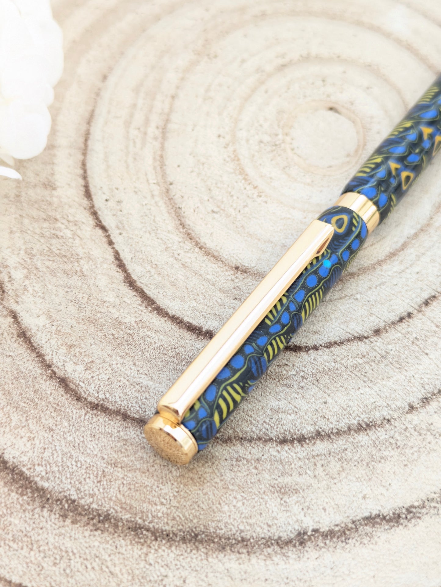 Stylo bille bleu foncé et jaune