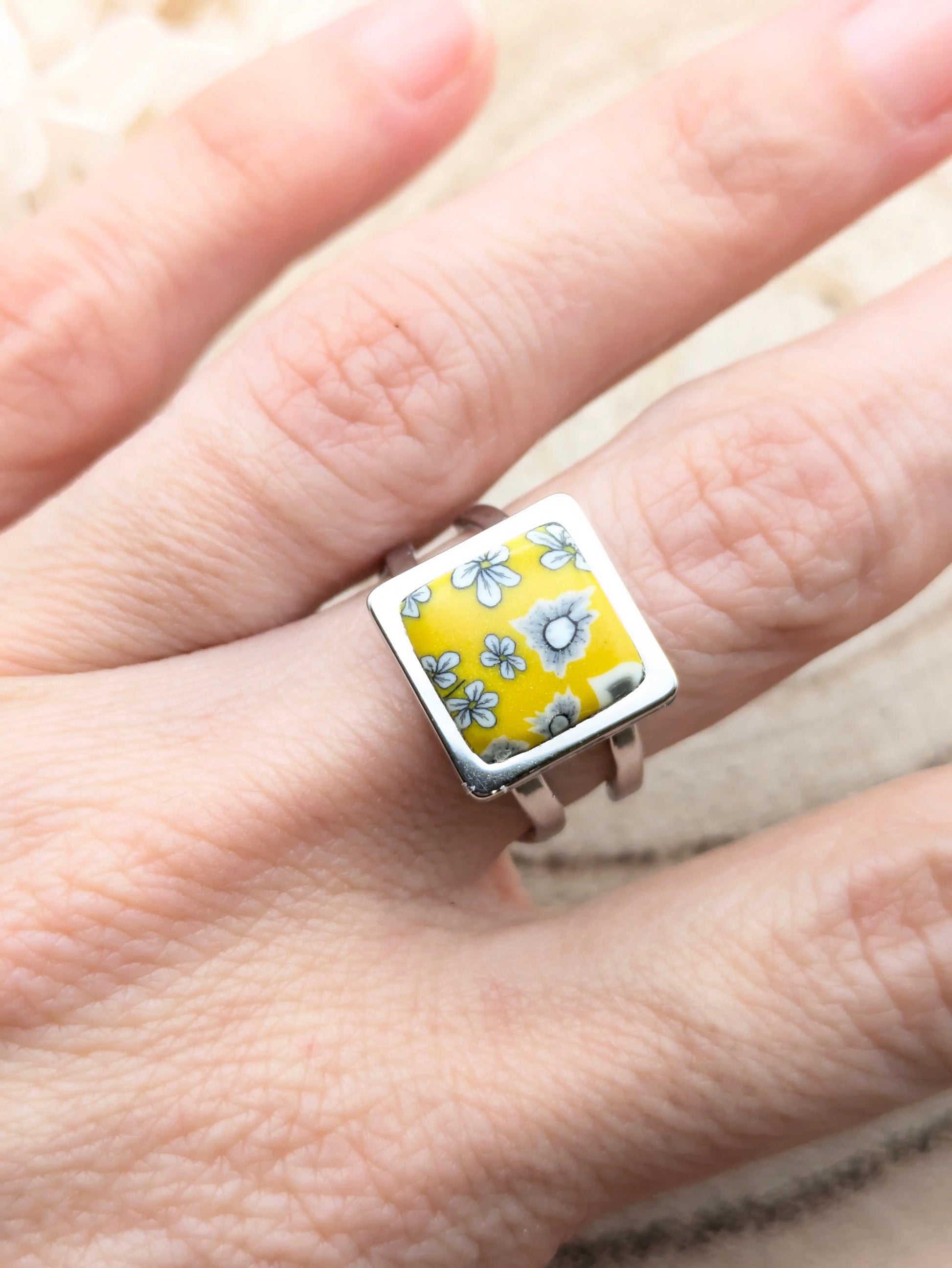 Bague fleurie jaune en pâte polymère " Pâquerette" Les Créas d'Angel
