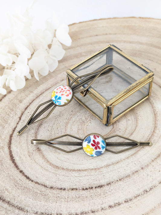 Barrettes fleuries sur fond blanc