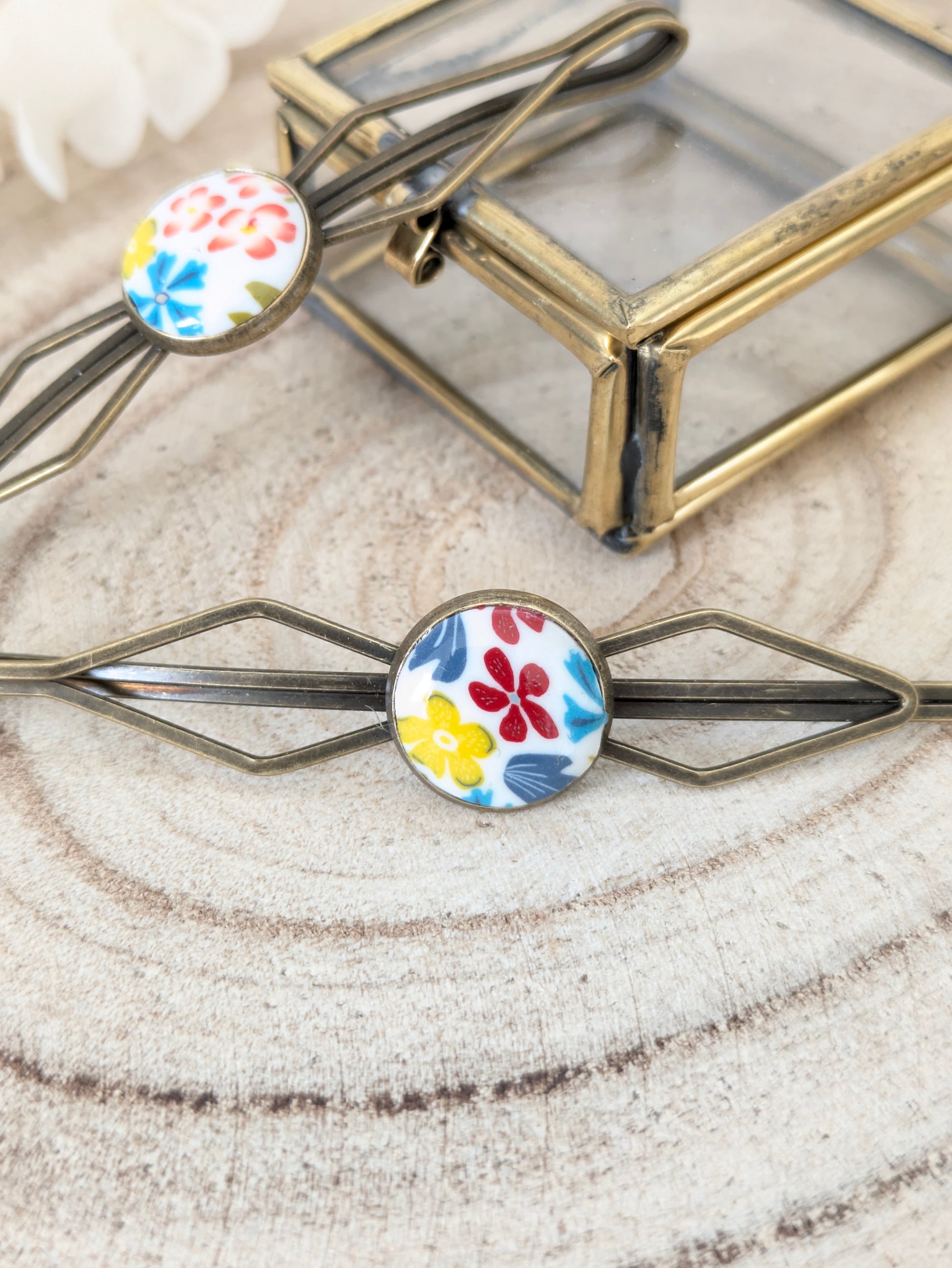 Barrettes fleuries sur fond blanc