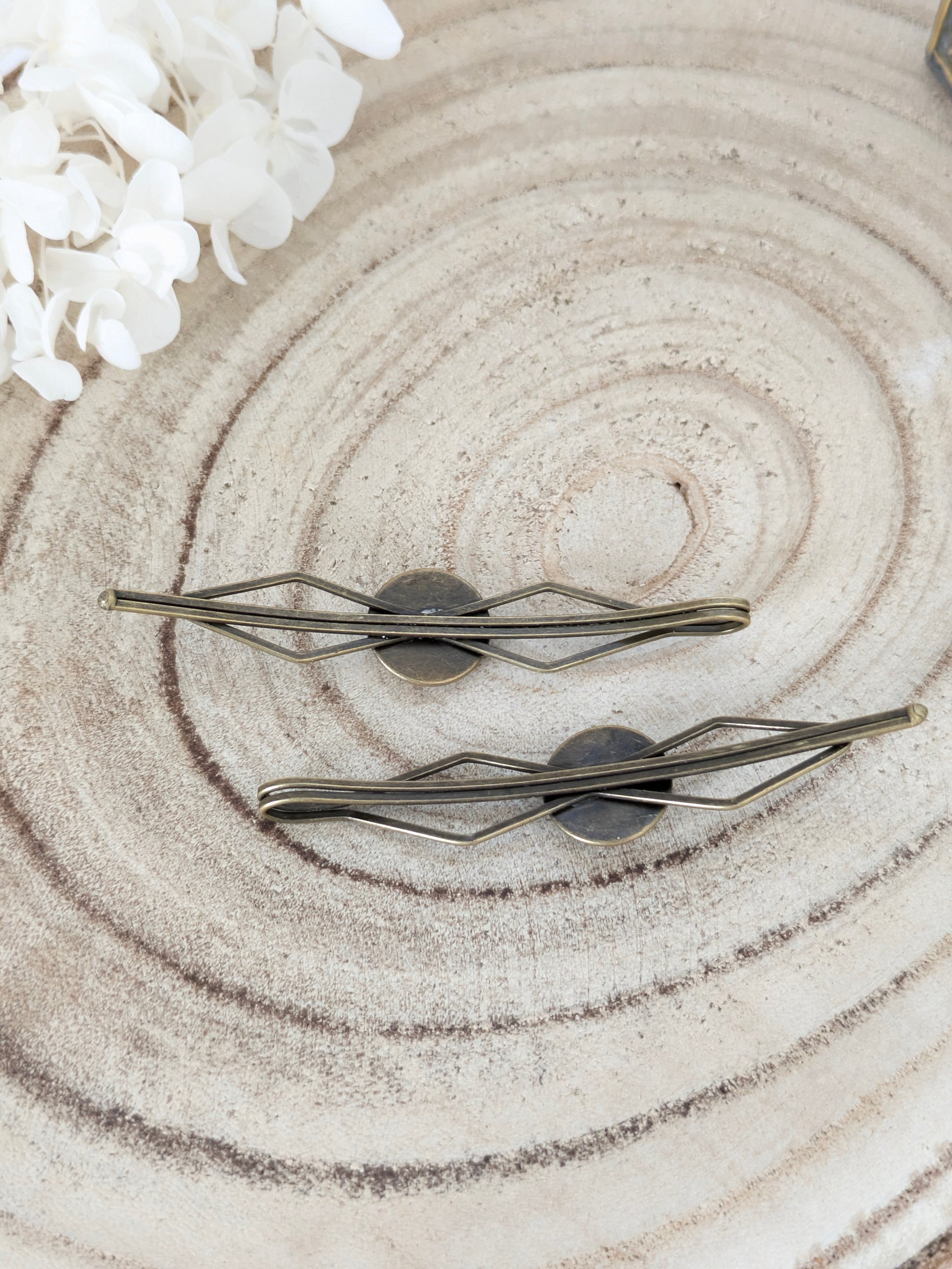 Barrettes fleuries sur fond blanc
