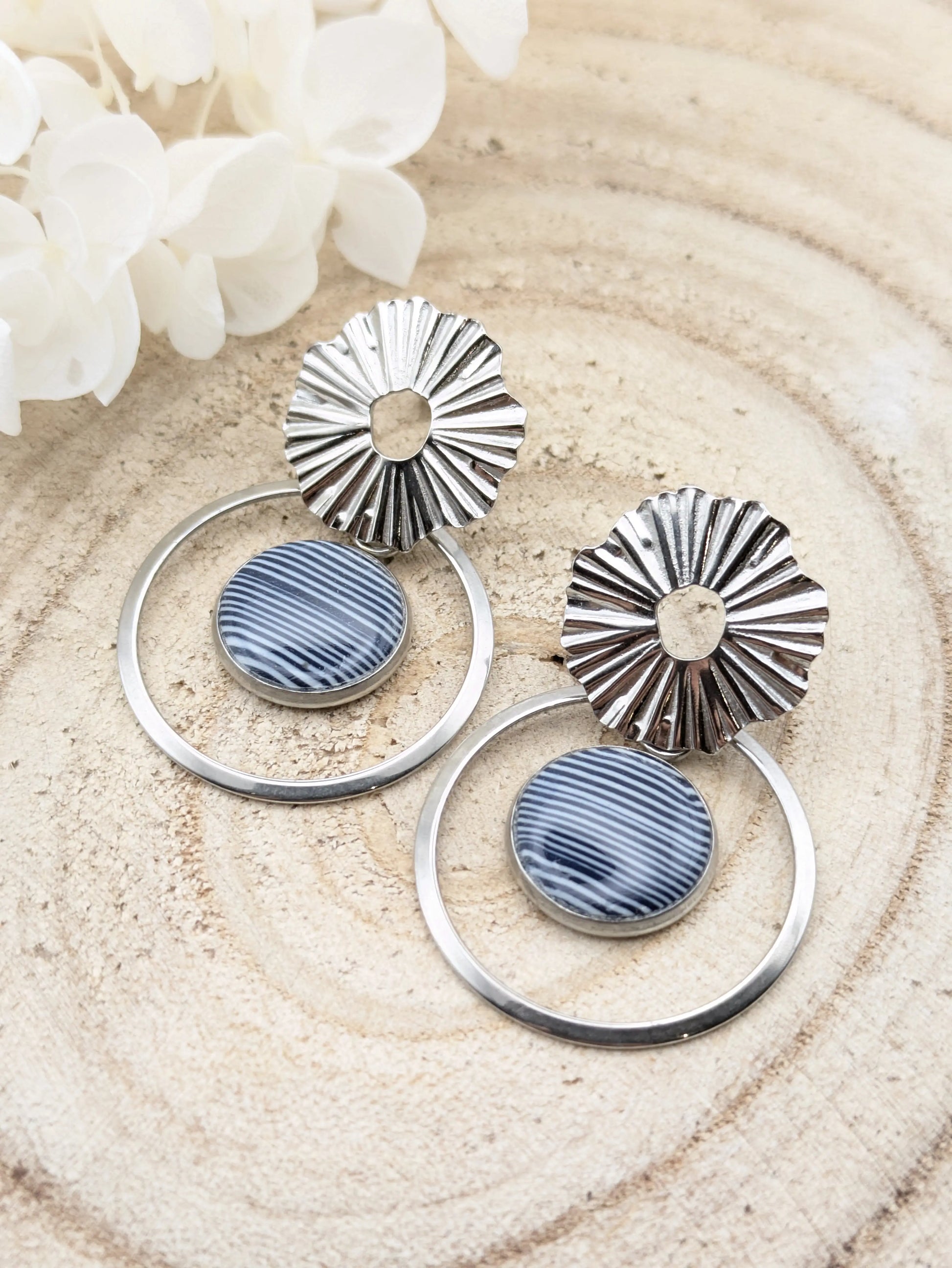 Boucles d'oreilles bleu et blanche en pâte polymère " Marinière" Les Créas d'Angel