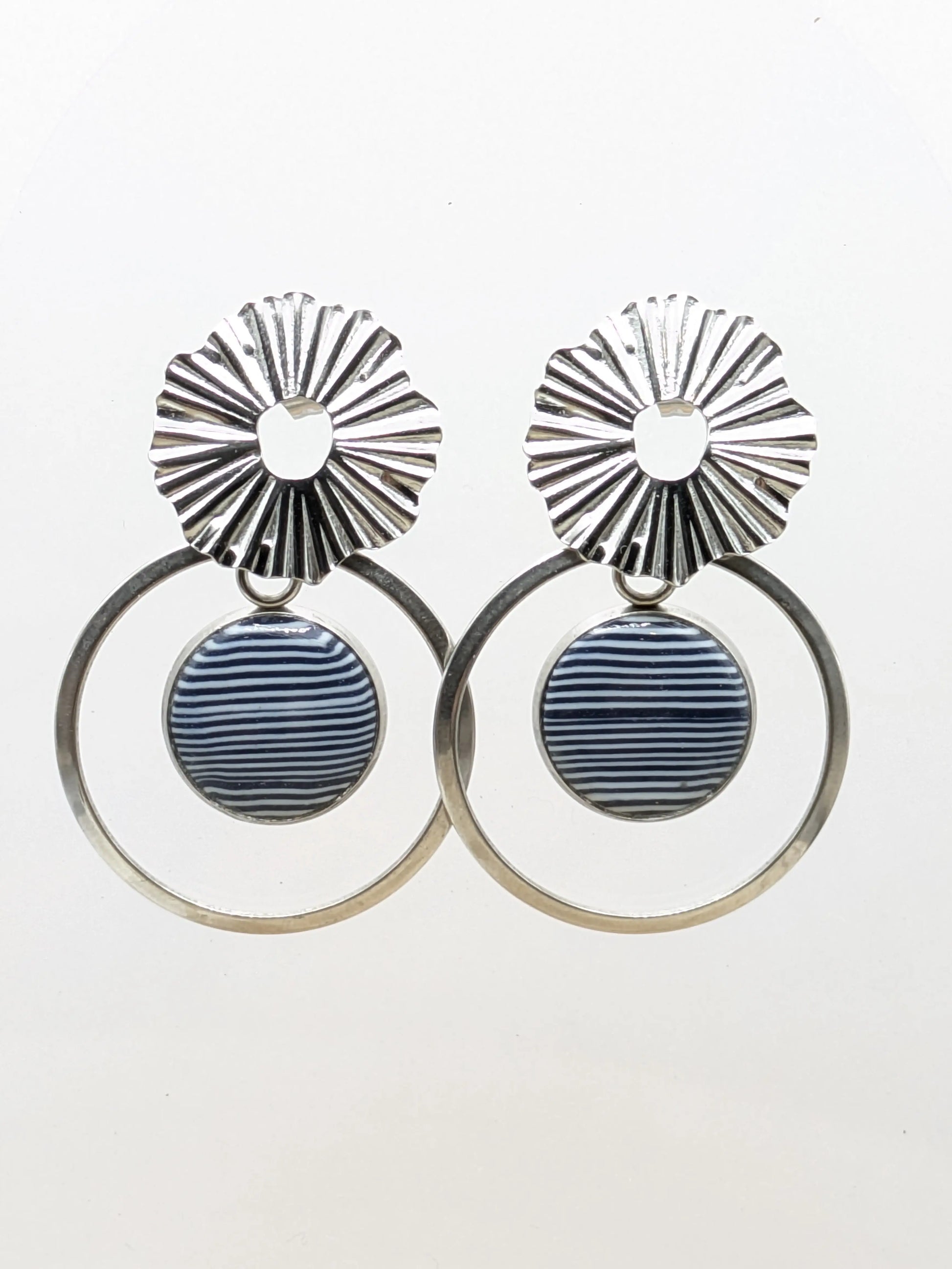 Boucles d'oreilles bleu et blanche en pâte polymère " Marinière" Les Créas d'Angel