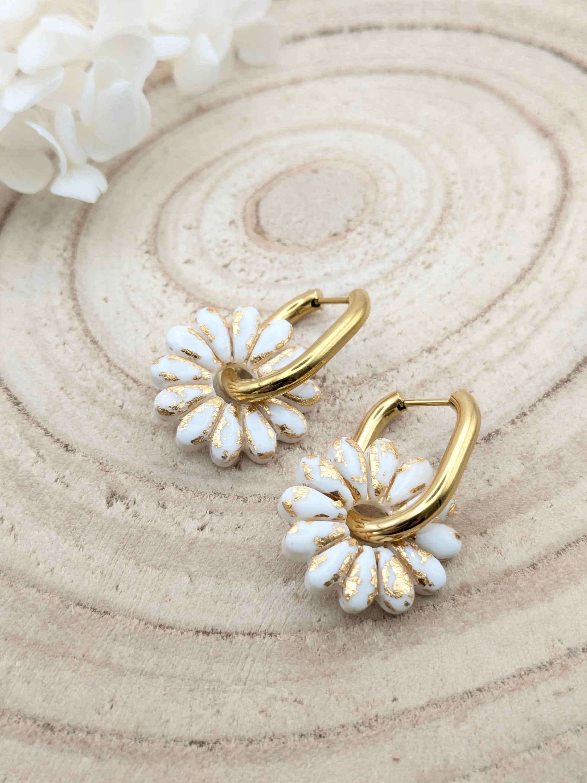 Boucles-d_oreilles-marguerite-blanche-et-or-Les-Creas-d_Angel-189425893