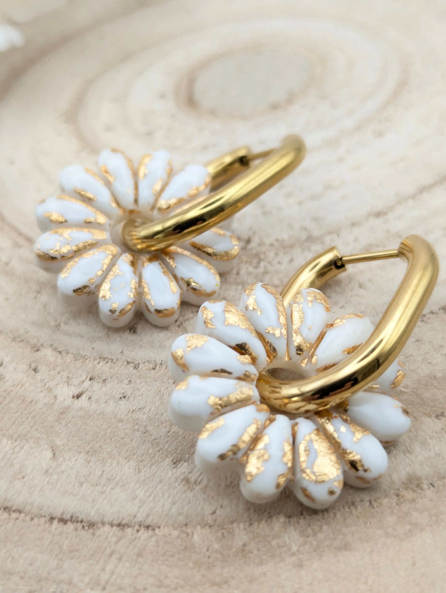 Boucles-d_oreilles-marguerite-blanche-et-or-Les-Creas-d_Angel-189425893