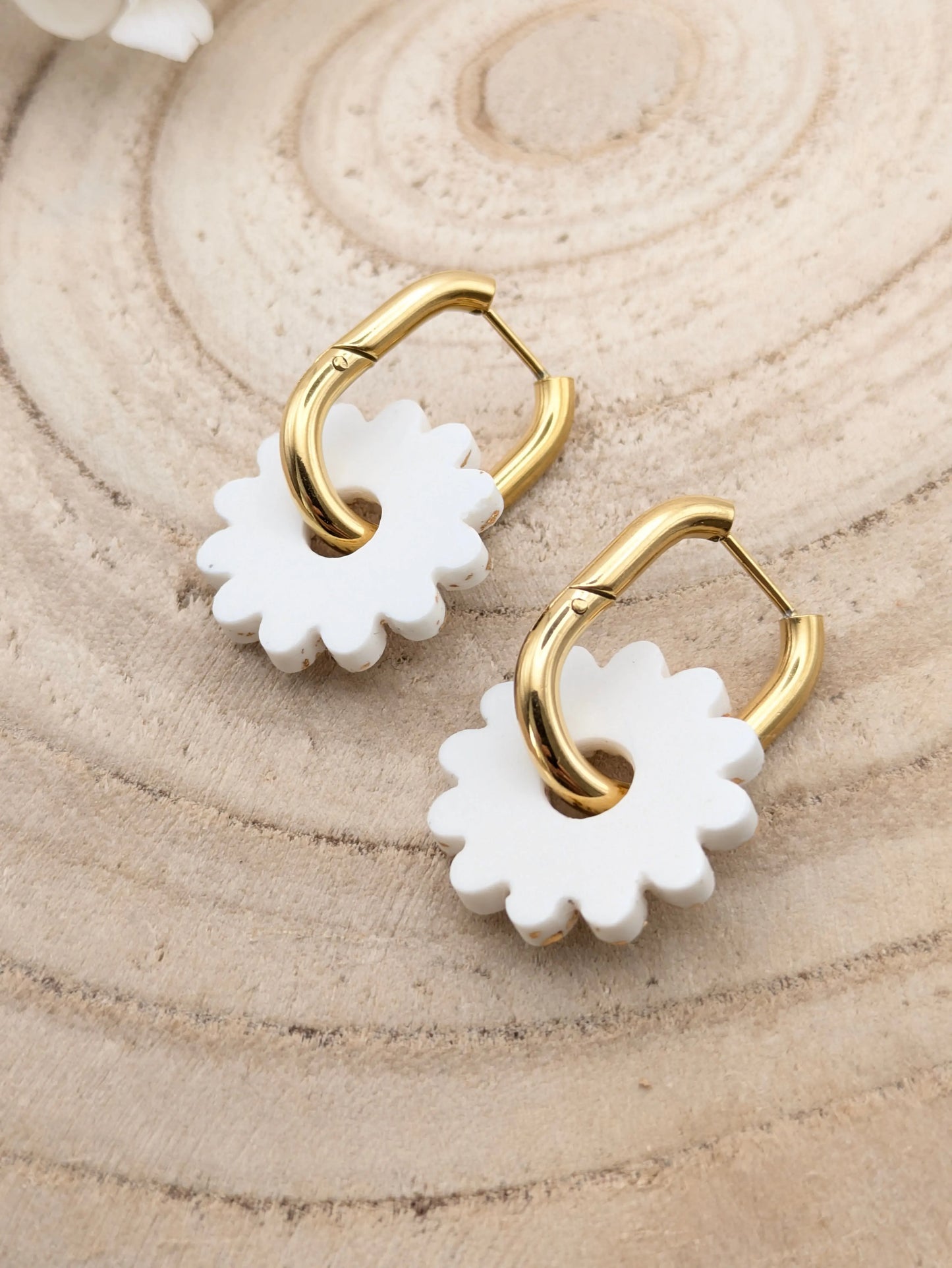 Boucles-d_oreilles-marguerite-blanche-et-or-Les-Creas-d_Angel-189425893