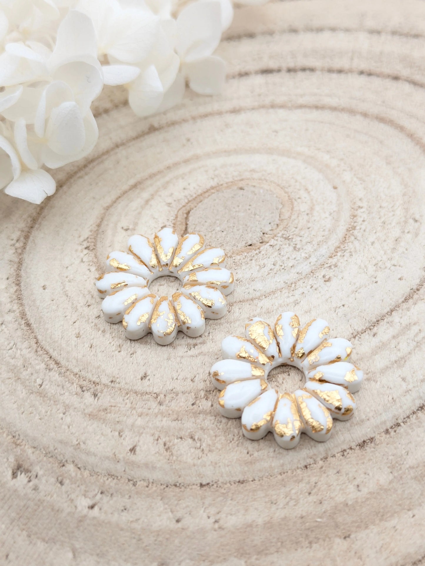 Boucles-d_oreilles-marguerite-blanche-et-or-Les-Creas-d_Angel-189425893