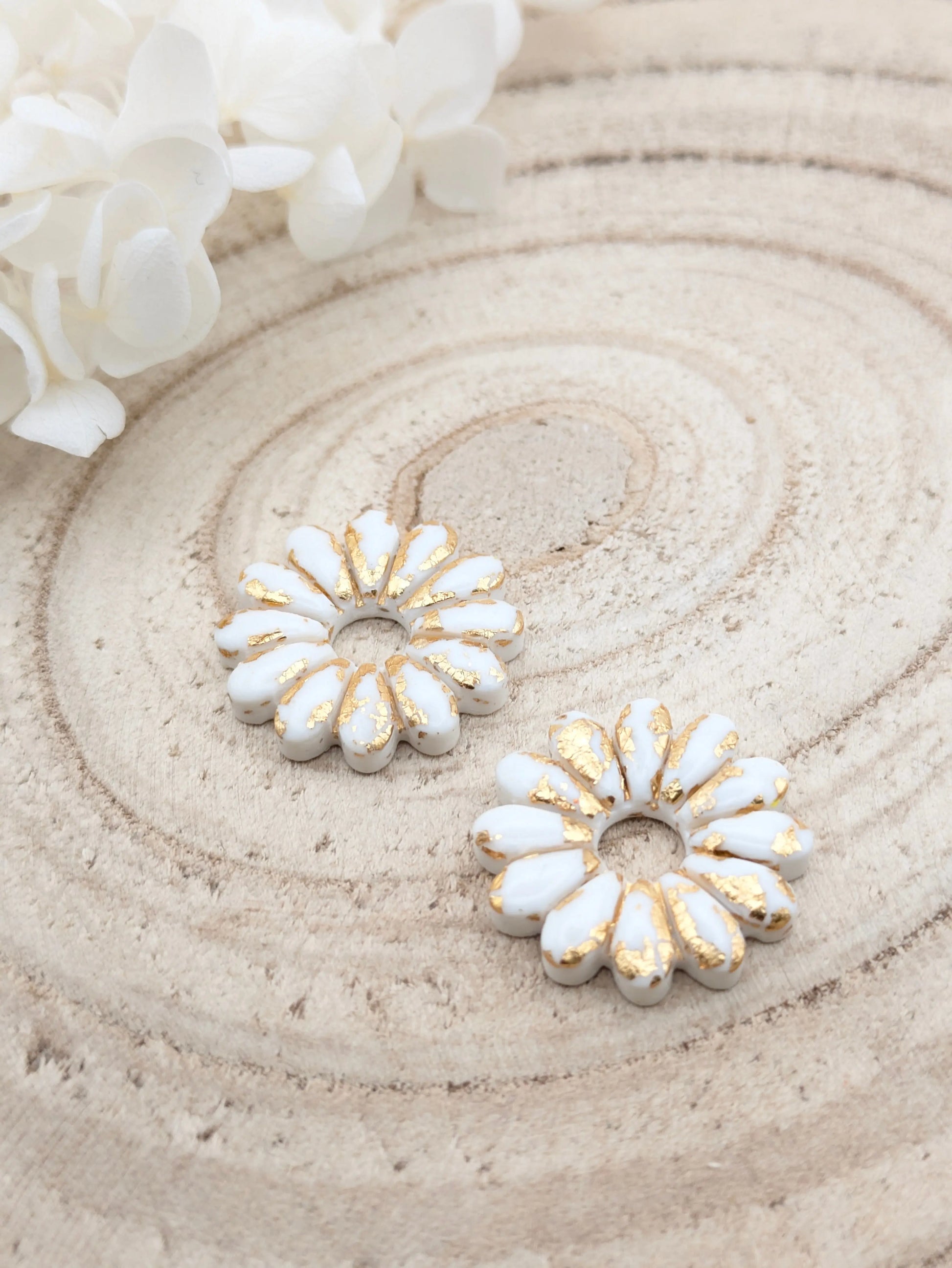 Boucles-d_oreilles-marguerite-blanche-et-or-Les-Creas-d_Angel-189425893