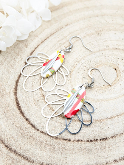 Boucles d'oreilles multicolore sur fond blanc