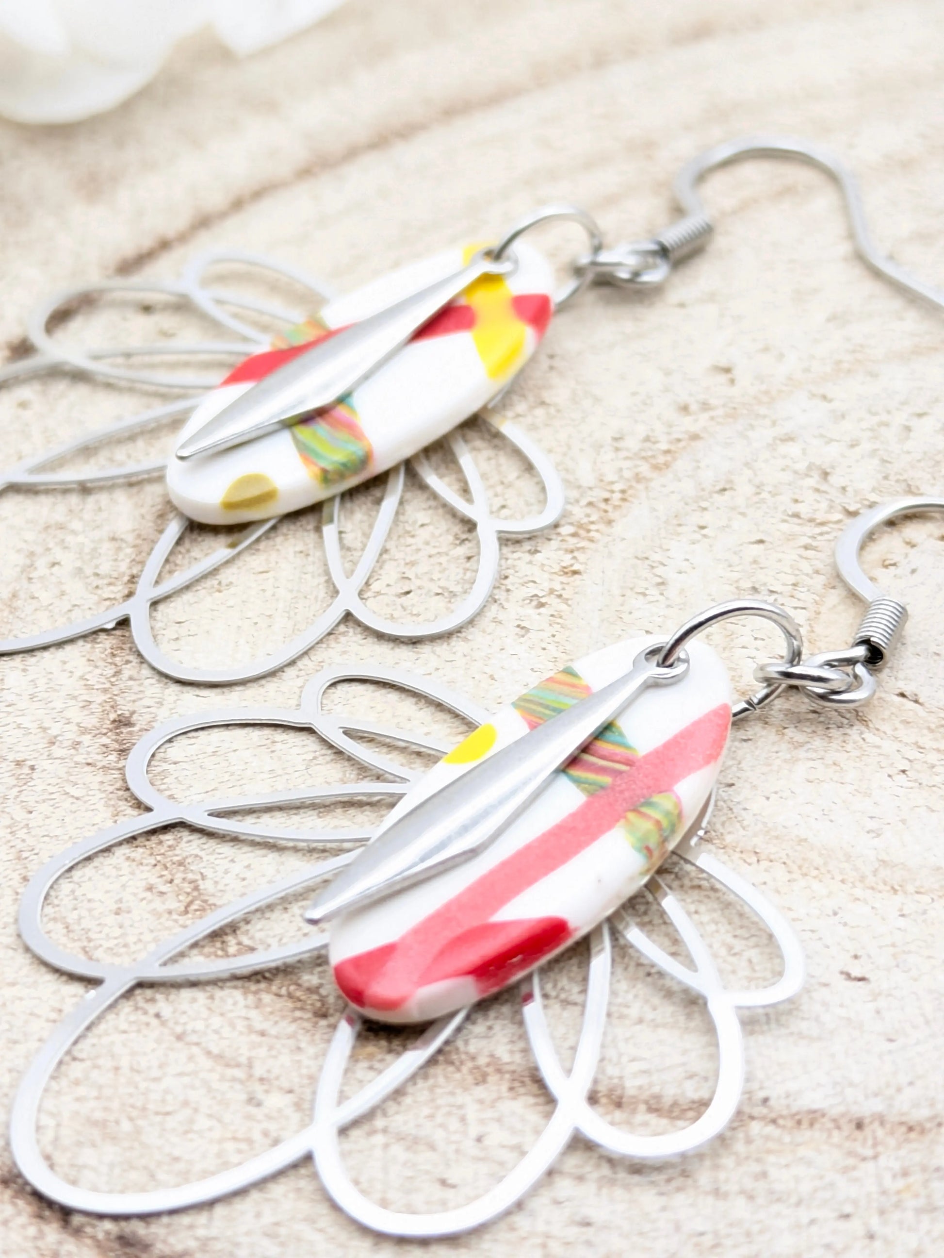 Boucles d'oreilles multicolore sur fond blanc