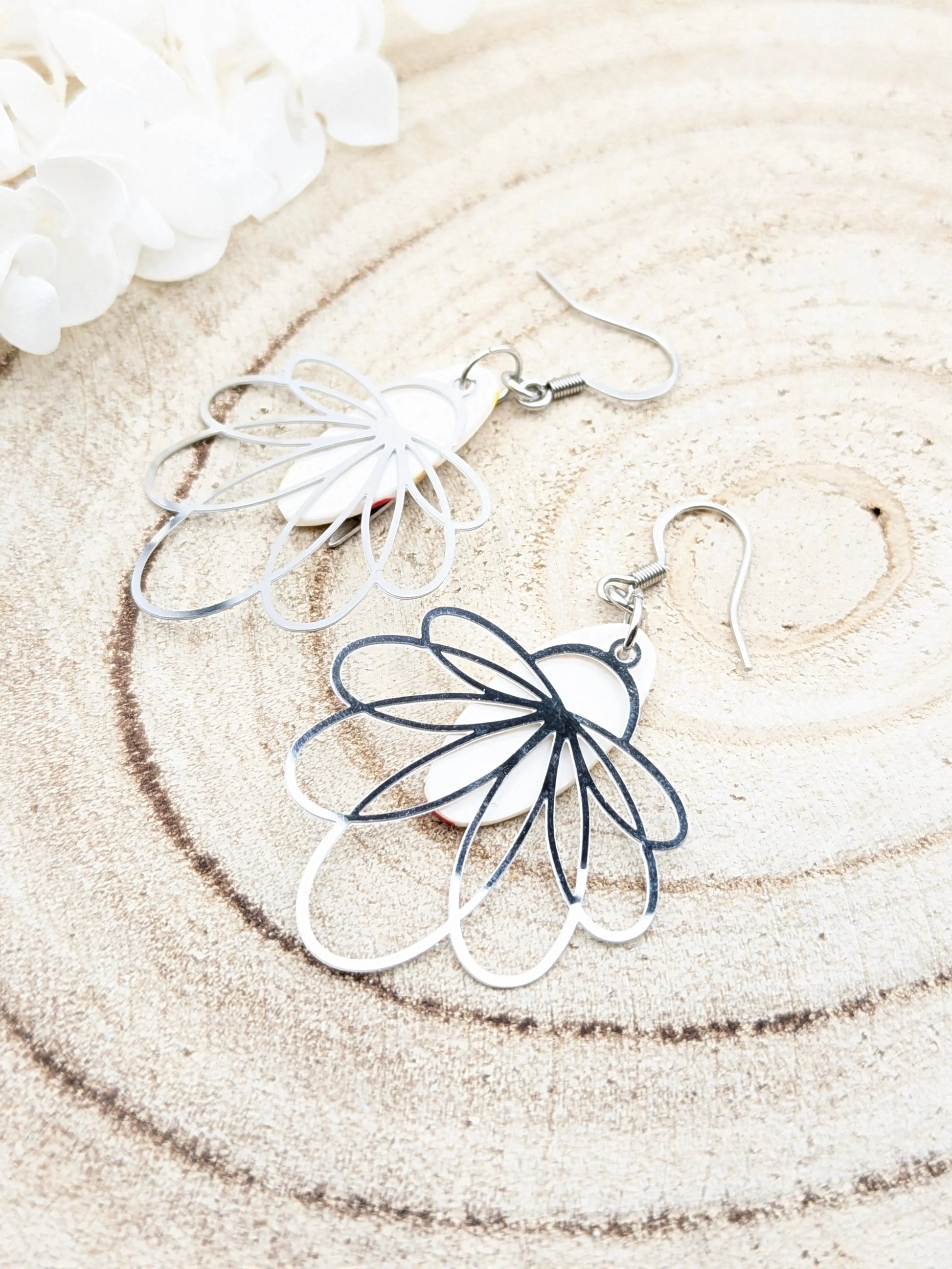 Boucles d'oreilles multicolore sur fond blanc