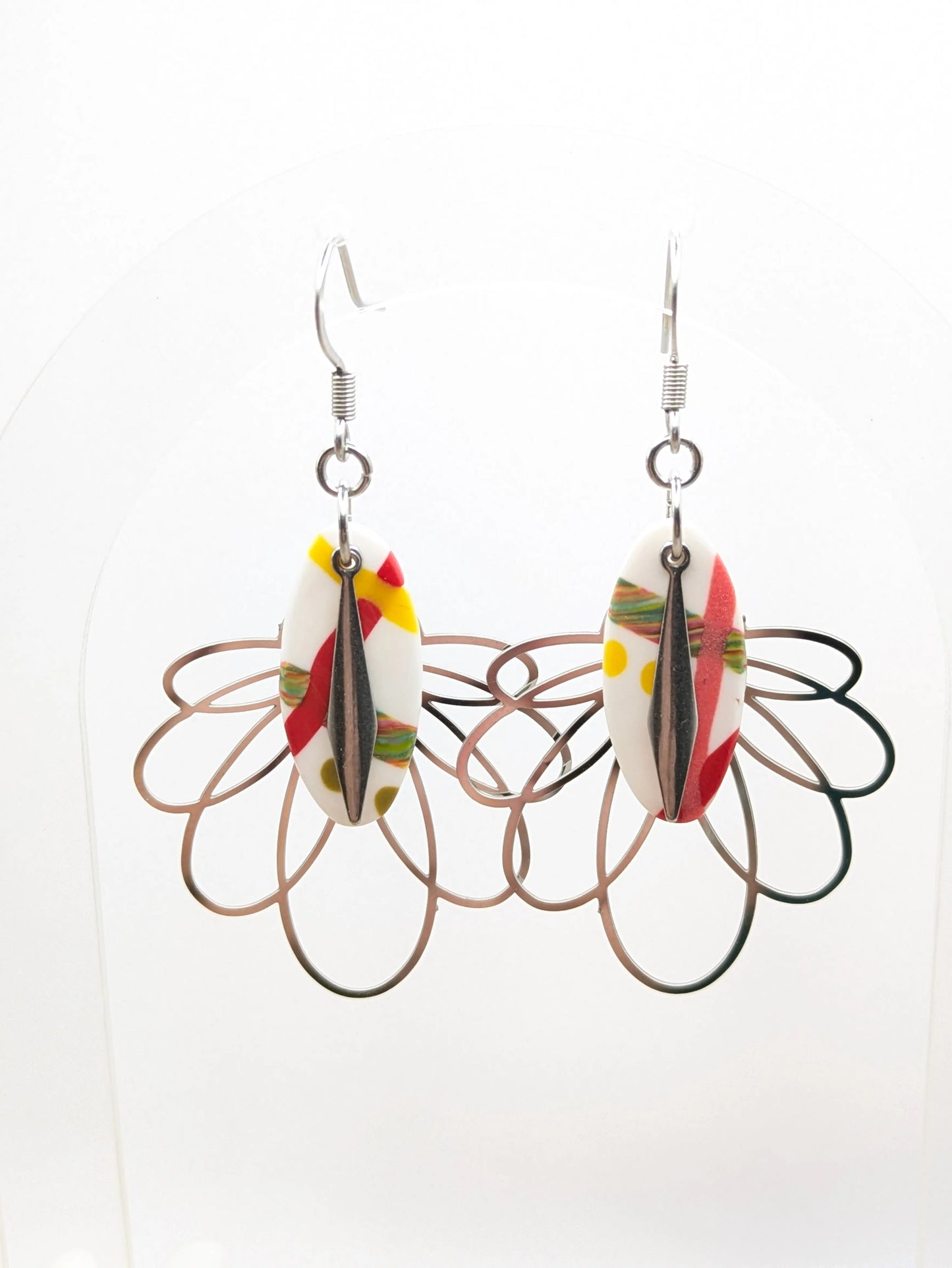 Boucles d'oreilles multicolore sur fond blanc