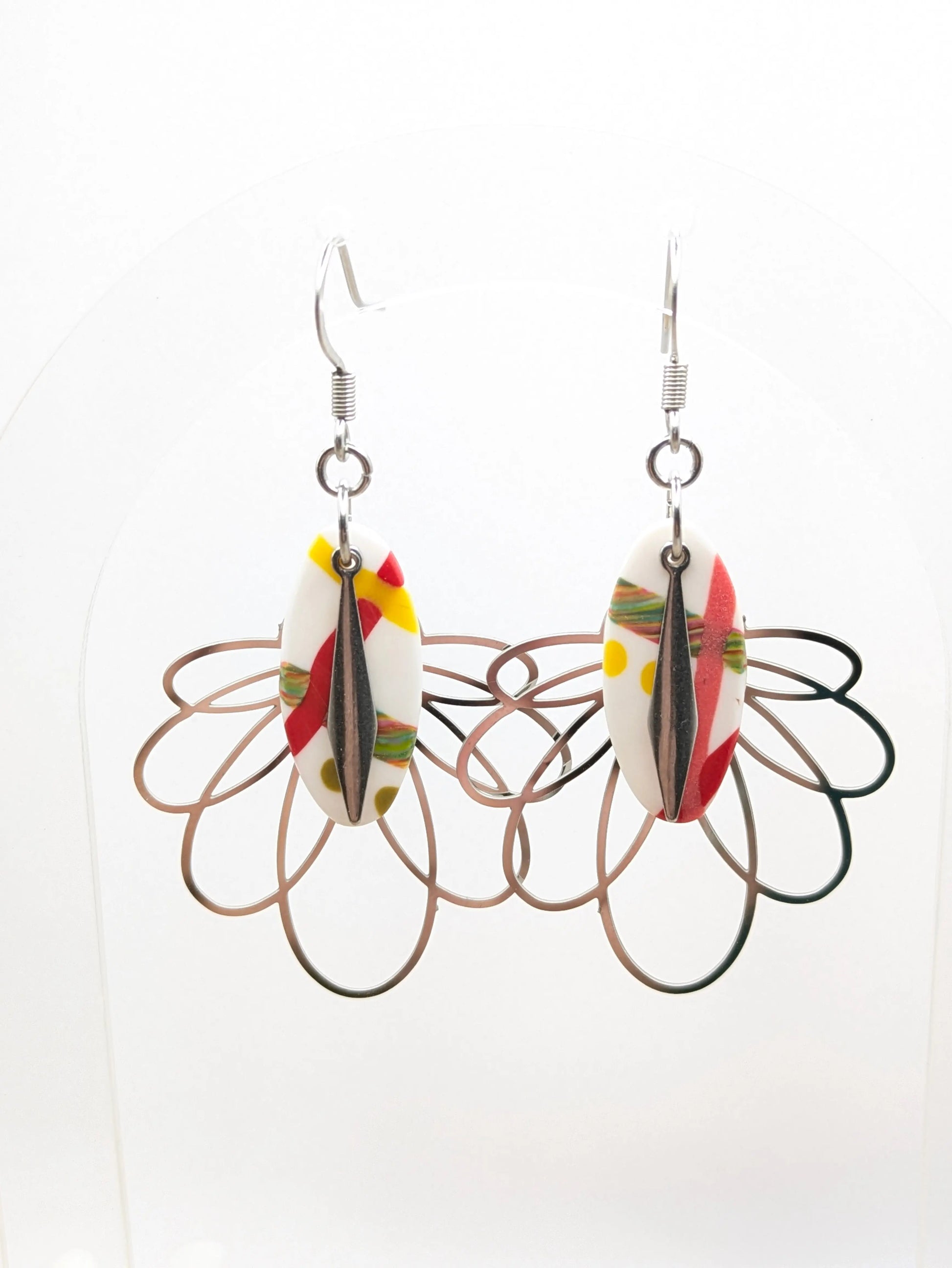 Boucles d'oreilles multicolore sur fond blanc